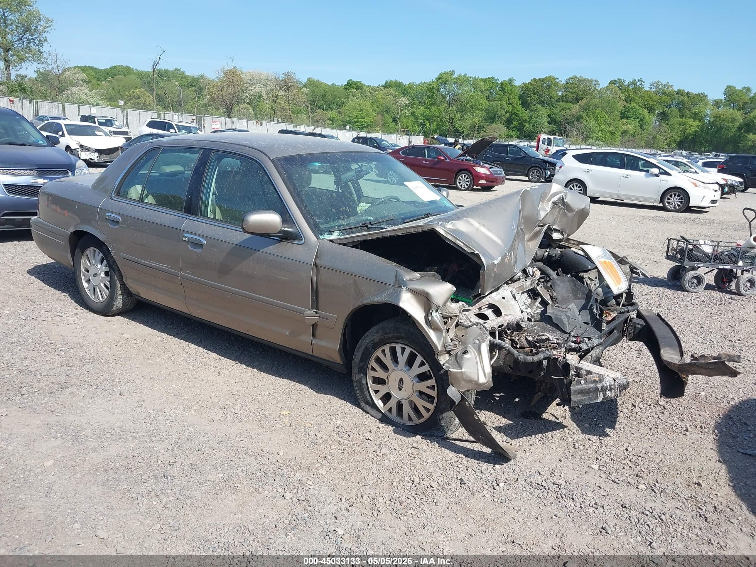 2003 Ford Crown Victoria LX, VIN 2FAFP74W13X109754 — Front end