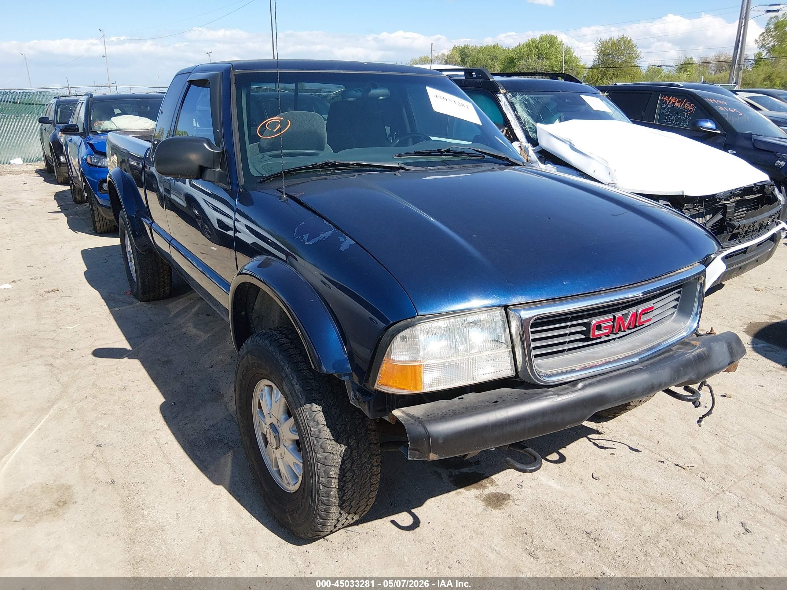 2002 GMC Sonoma SLS, VIN 1GTCT19W028139289 — Front end