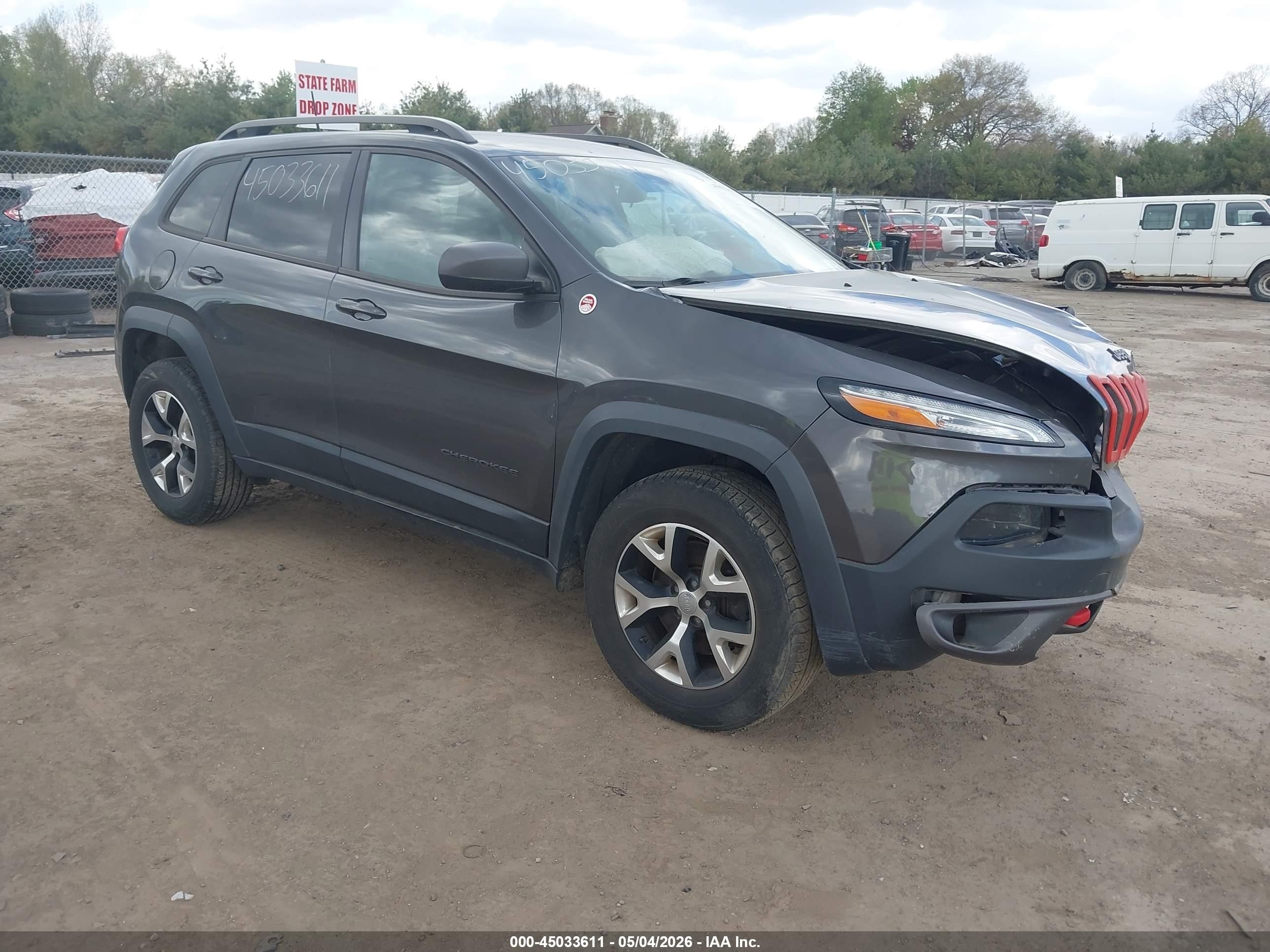 2016 Jeep Cherokee Trailhawk, VIN 1C4PJMBB9GW233027 — Front end