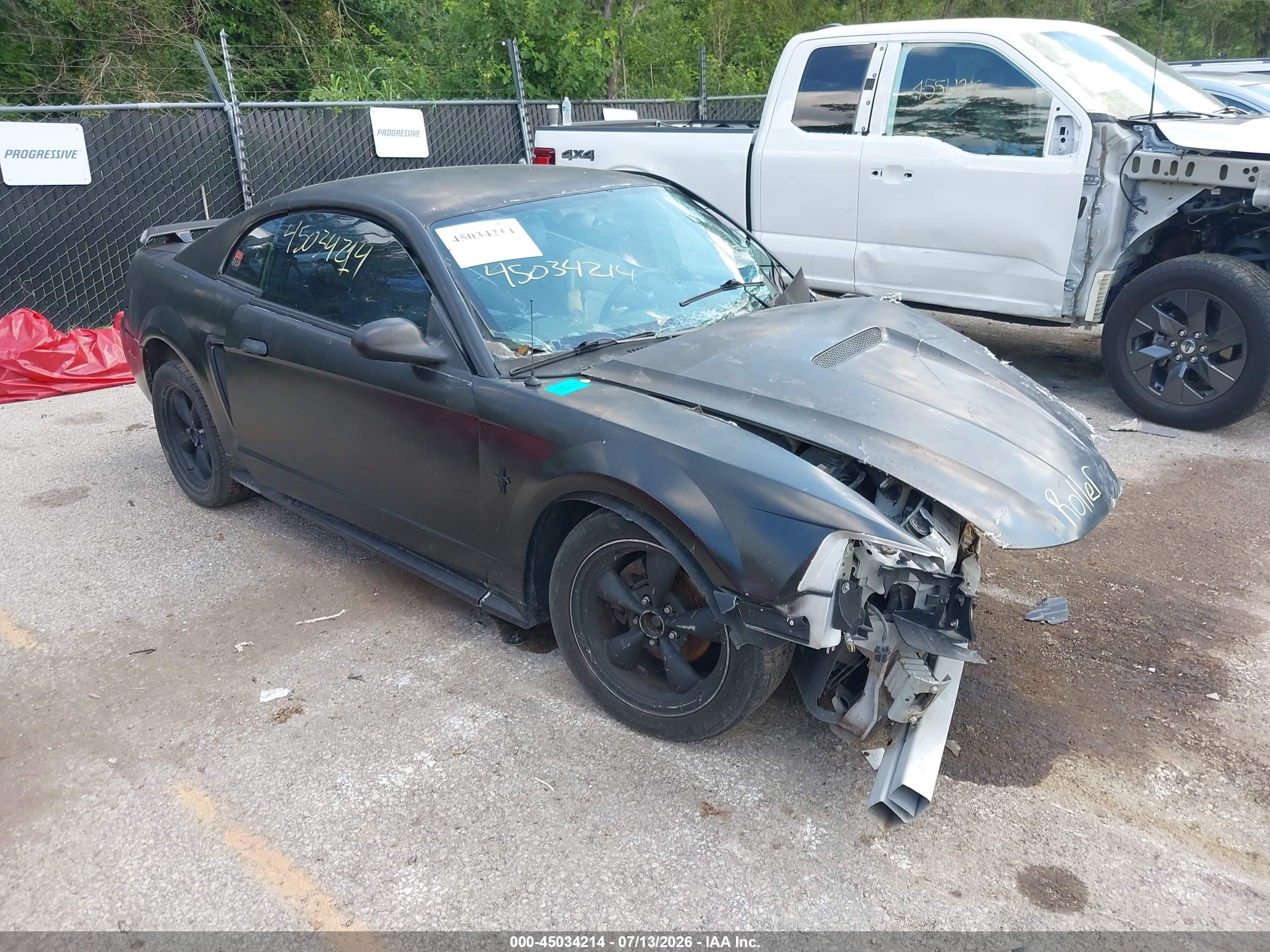 2002 Ford Mustang Standard, VIN 1FAFP40412F206983 — Front end