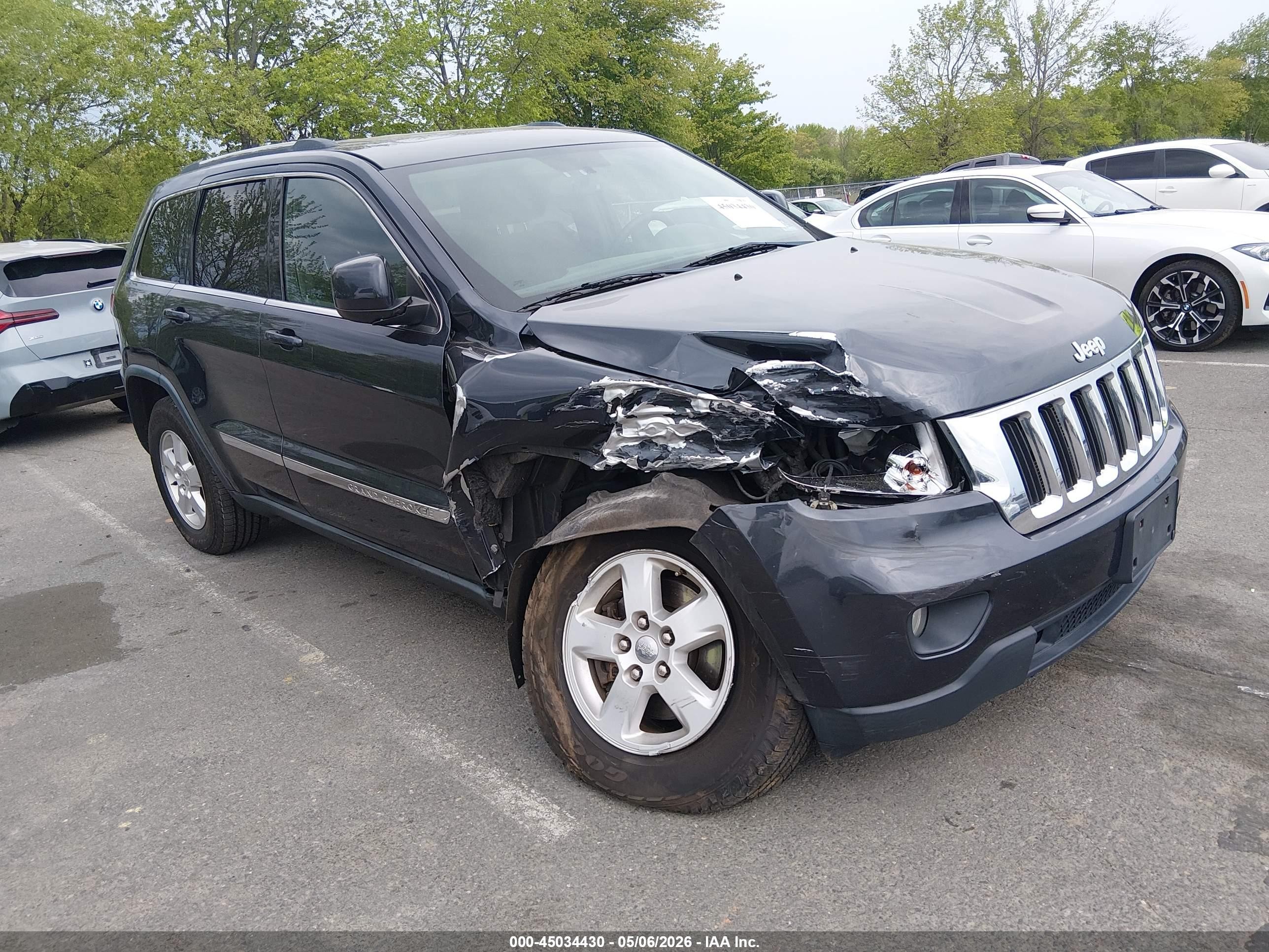 2013 Jeep Grand Cherokee Laredo, VIN 1C4RJFAG2DC633204 — Front end