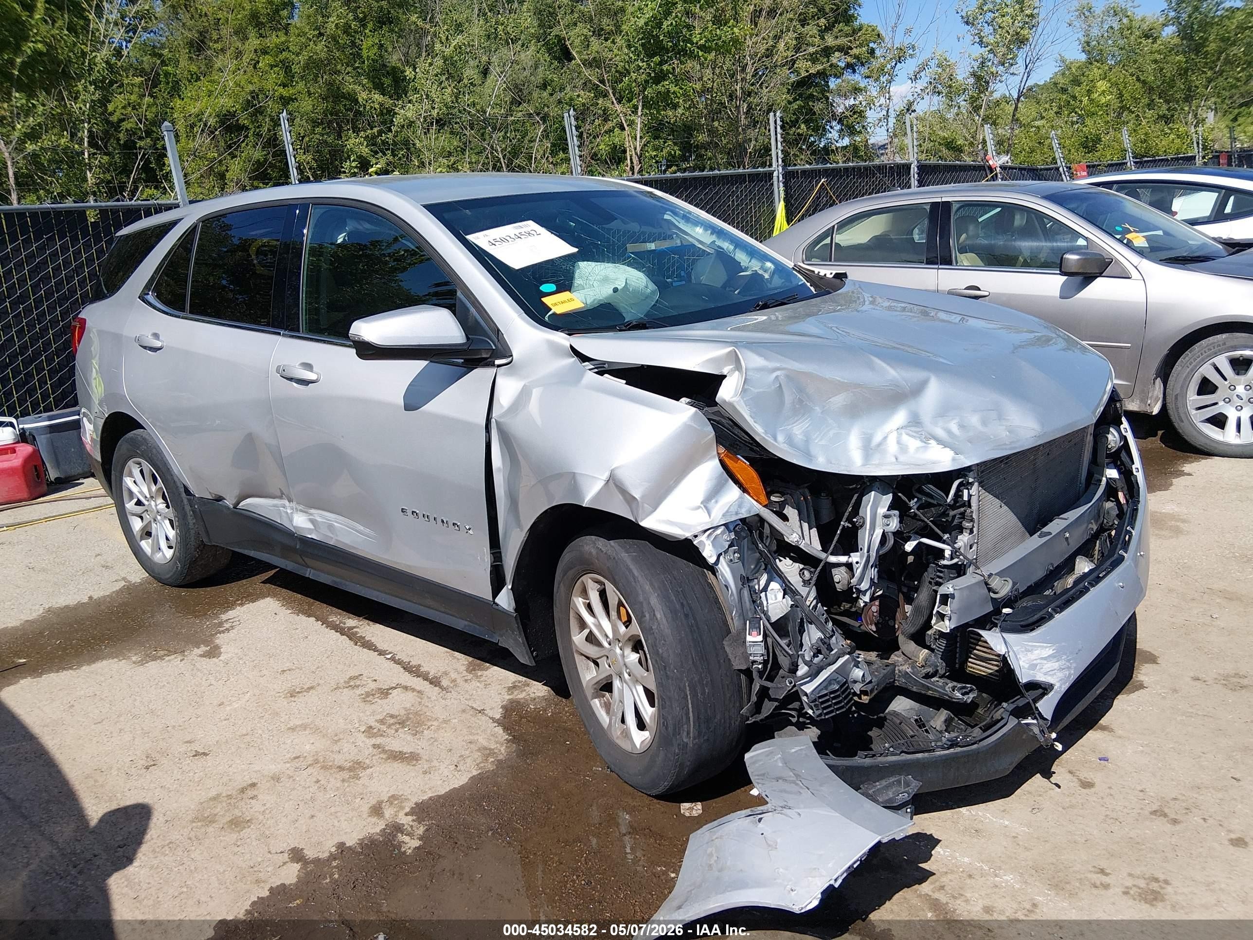 2018 Chevrolet Equinox LT, VIN 2GNAXJEV6J6242401 — Front end