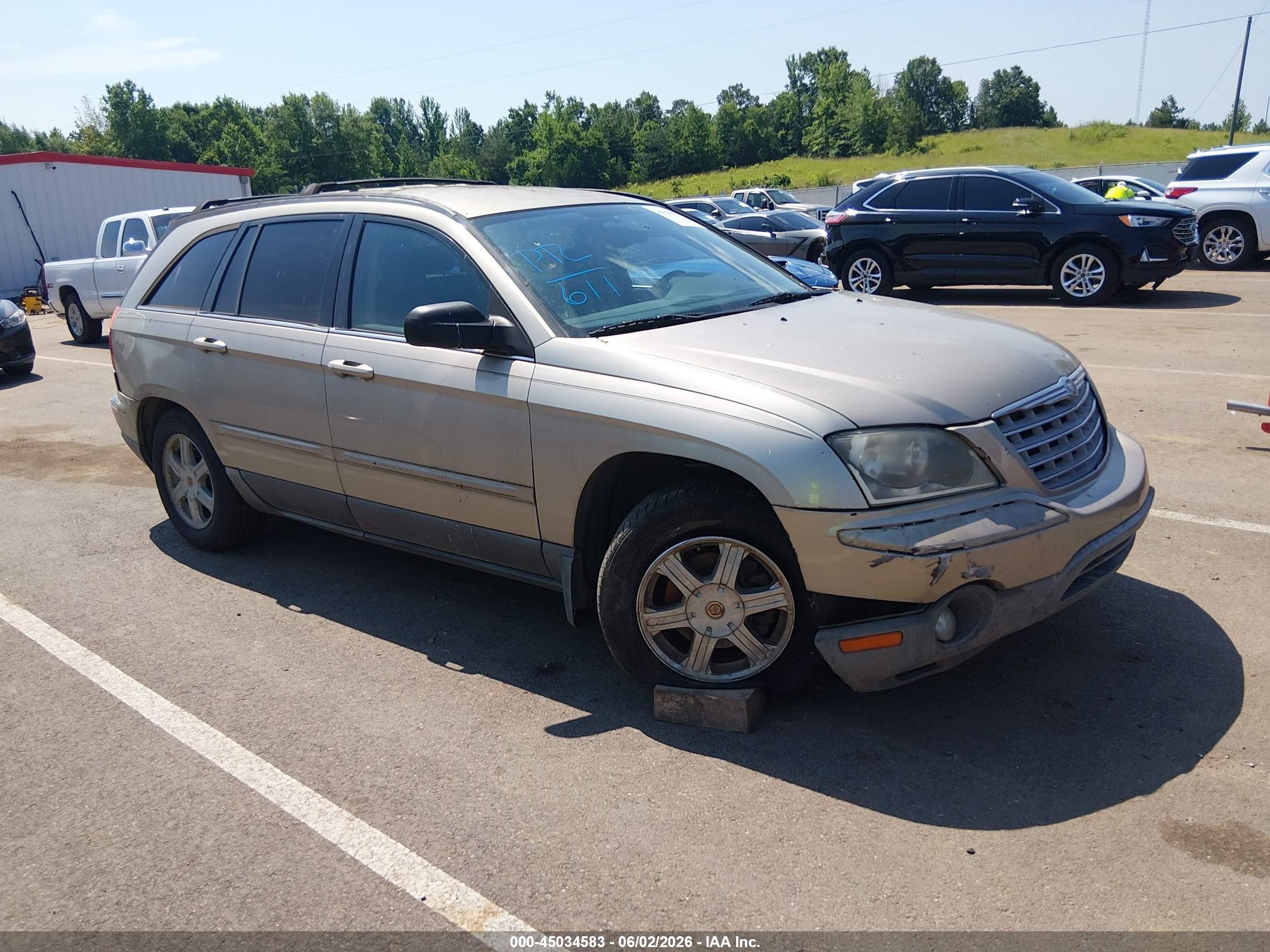 2004 Chrysler Pacifica, VIN 2C8GM68434R573479 — Front end