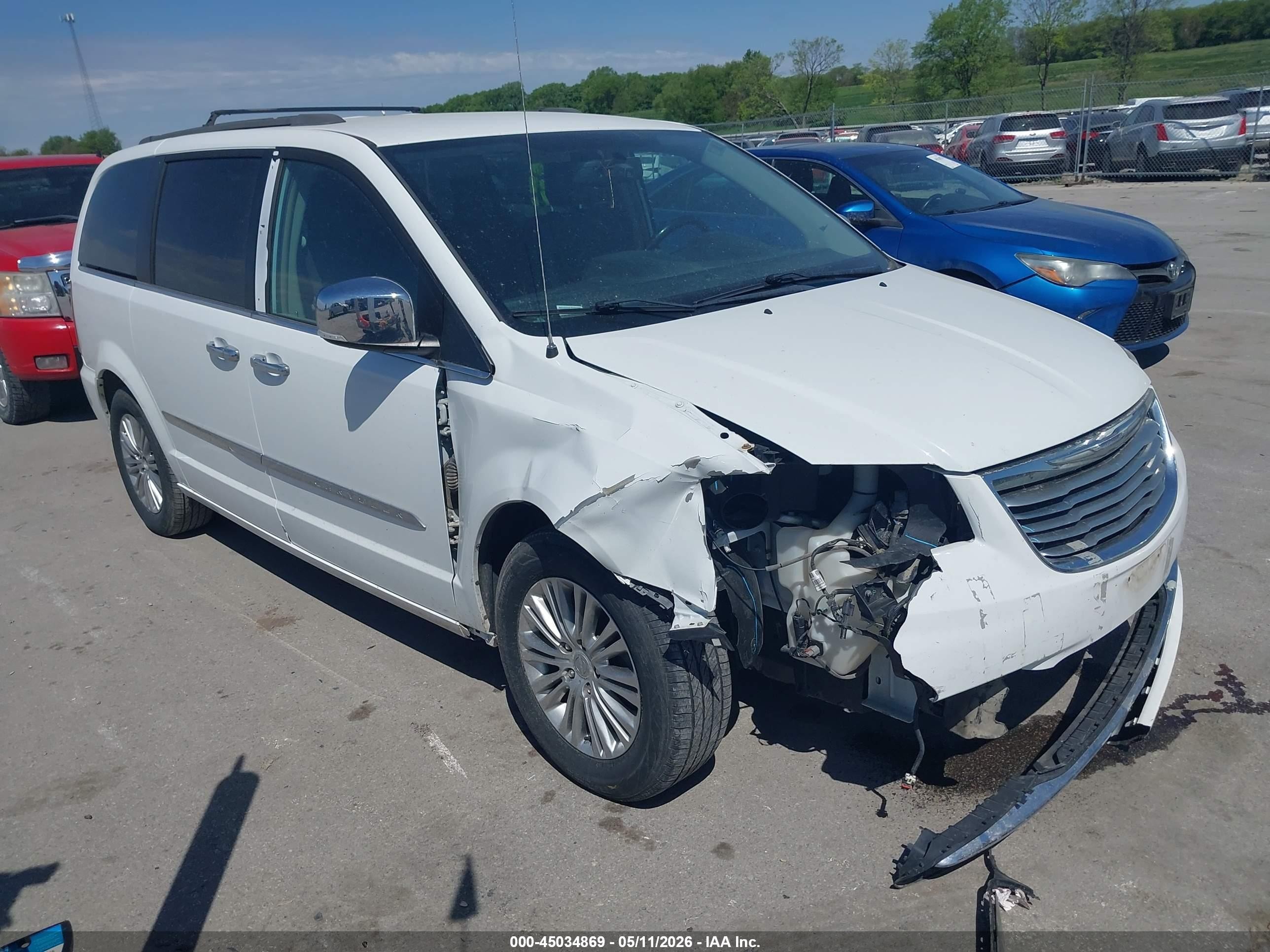 2015 Chrysler Town & Country Touring L, VIN 2C4RC1CG8FR726670 — Auction photo 1 of 5
