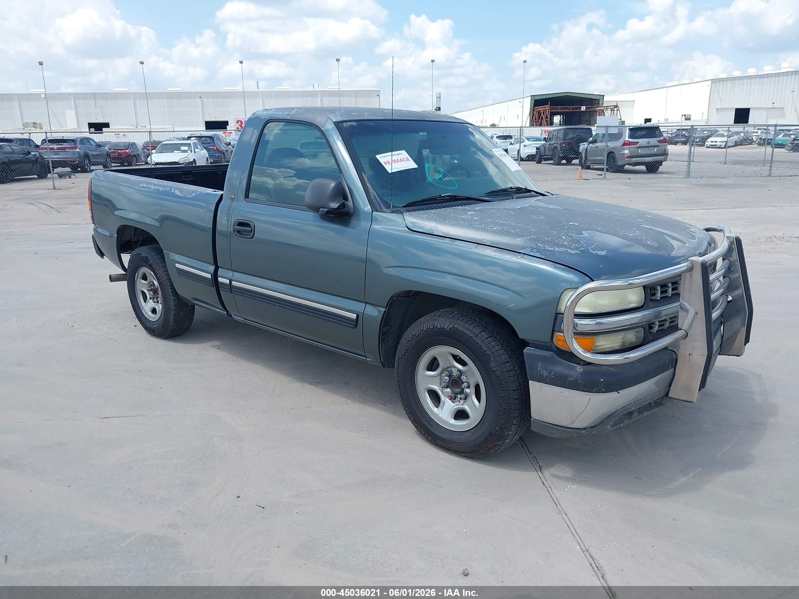 2000 Chevrolet Silverado 1500, VIN 1GCEC14W6YZ108258 — Front end
