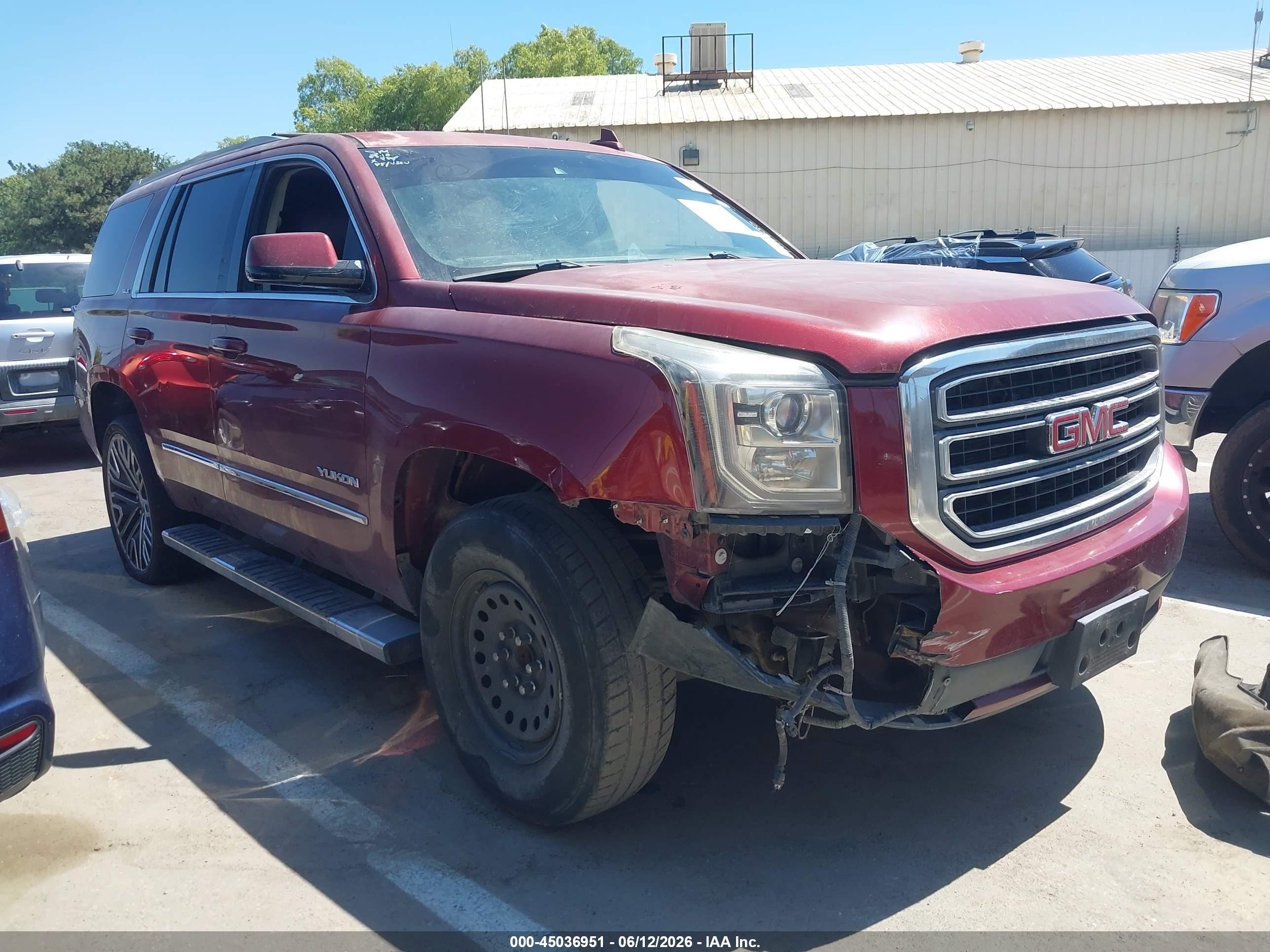 2017 GMC Yukon SLE, VIN 1GKS1AKC7HR300343 — Front end