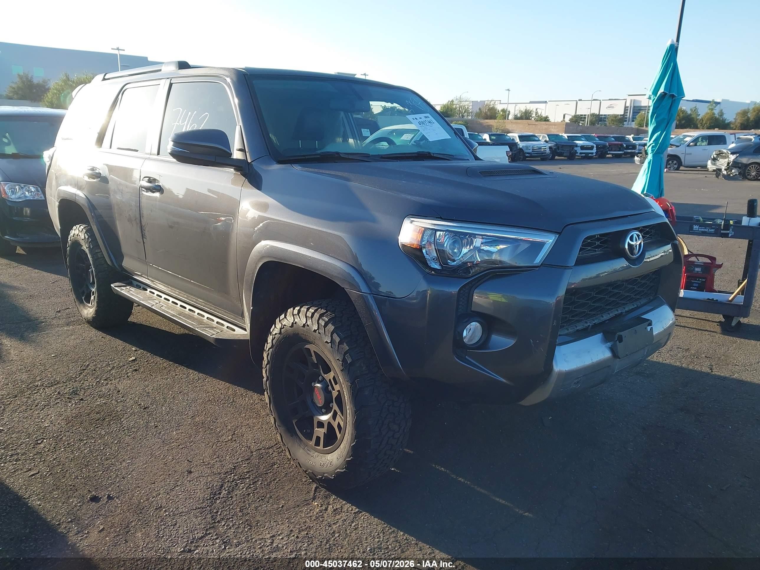 2019 Toyota 4Runner TRD Off Road, VIN JTEBU5JR4K5653794 — Front end