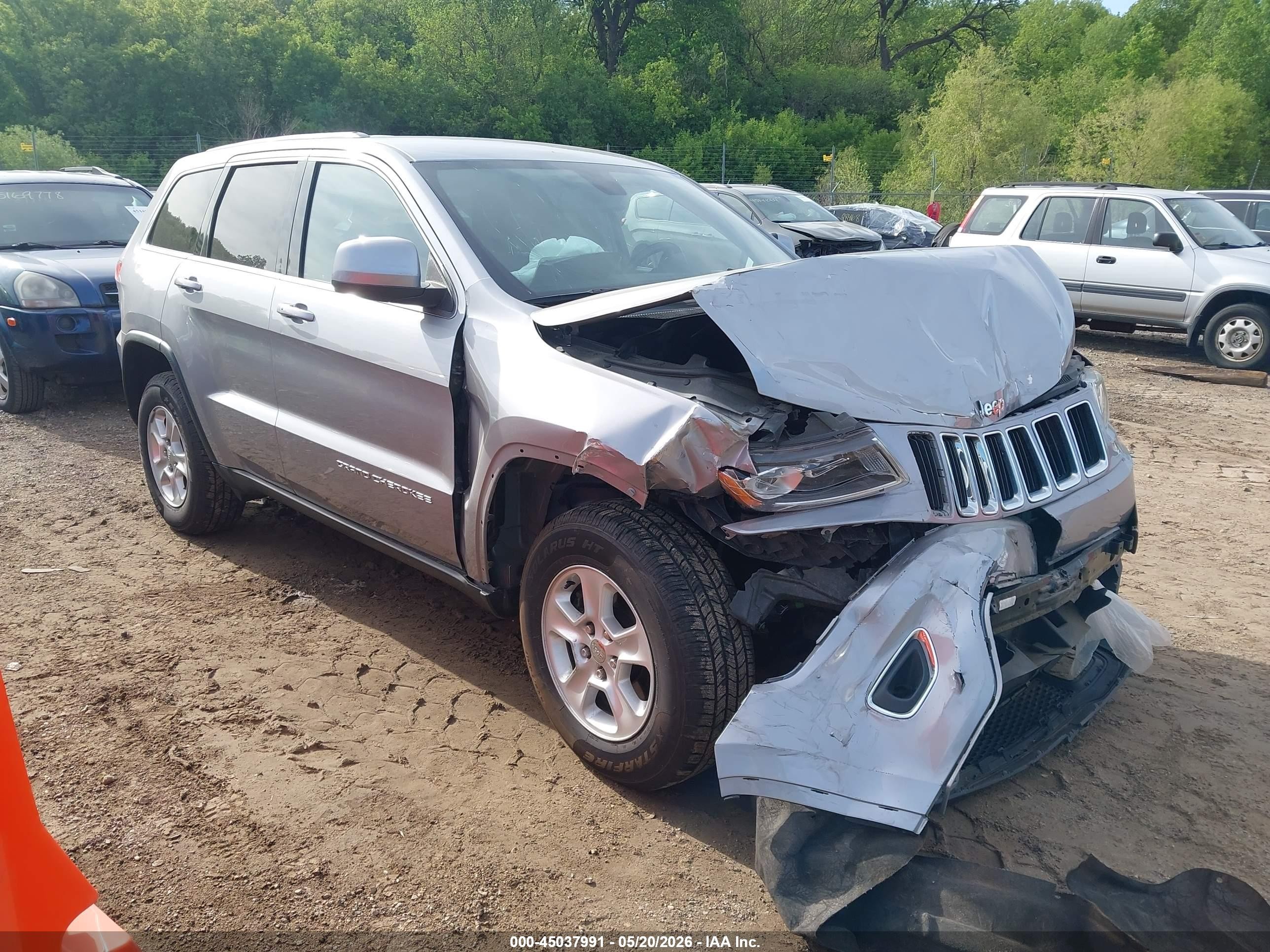 2014 Jeep Grand Cherokee Laredo, VIN 1C4RJFAG3EC393078 — Front end