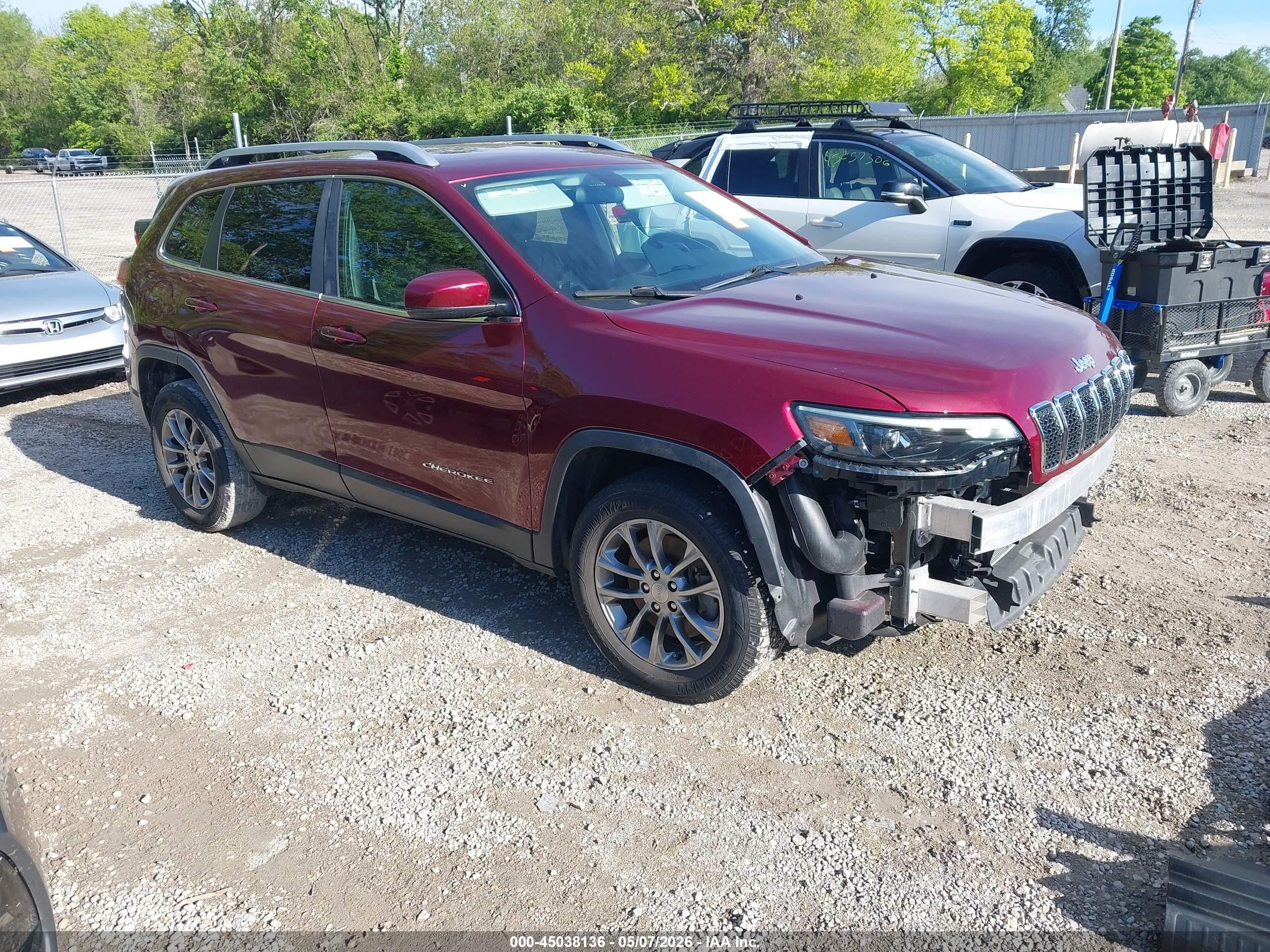 2019 Jeep Cherokee Latitude Plus, VIN 1C4PJMLX2KD446383 — Front end
