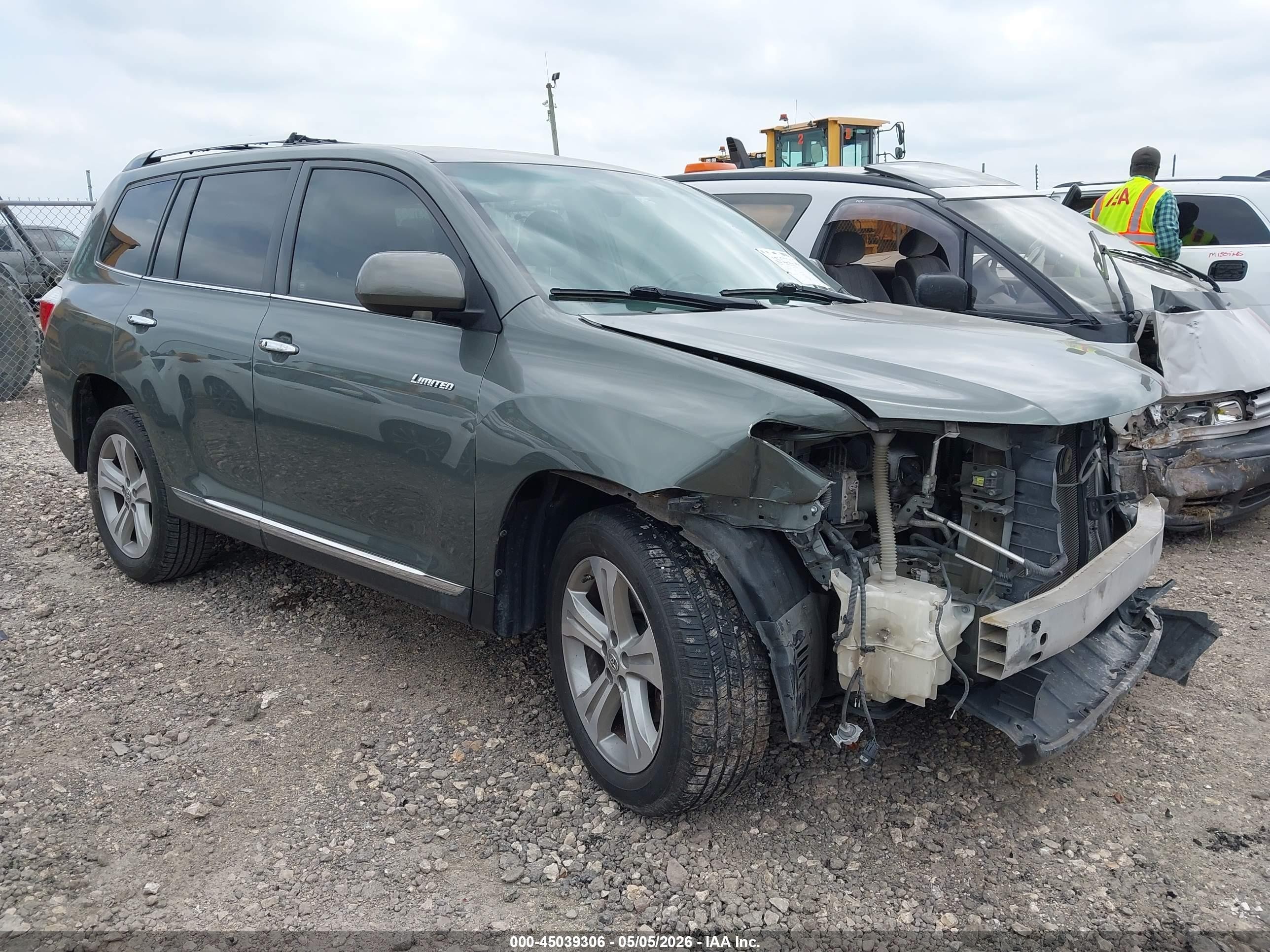 2013 Toyota Highlander Limited, VIN 5TDYK3EH7DS129899 — Front end