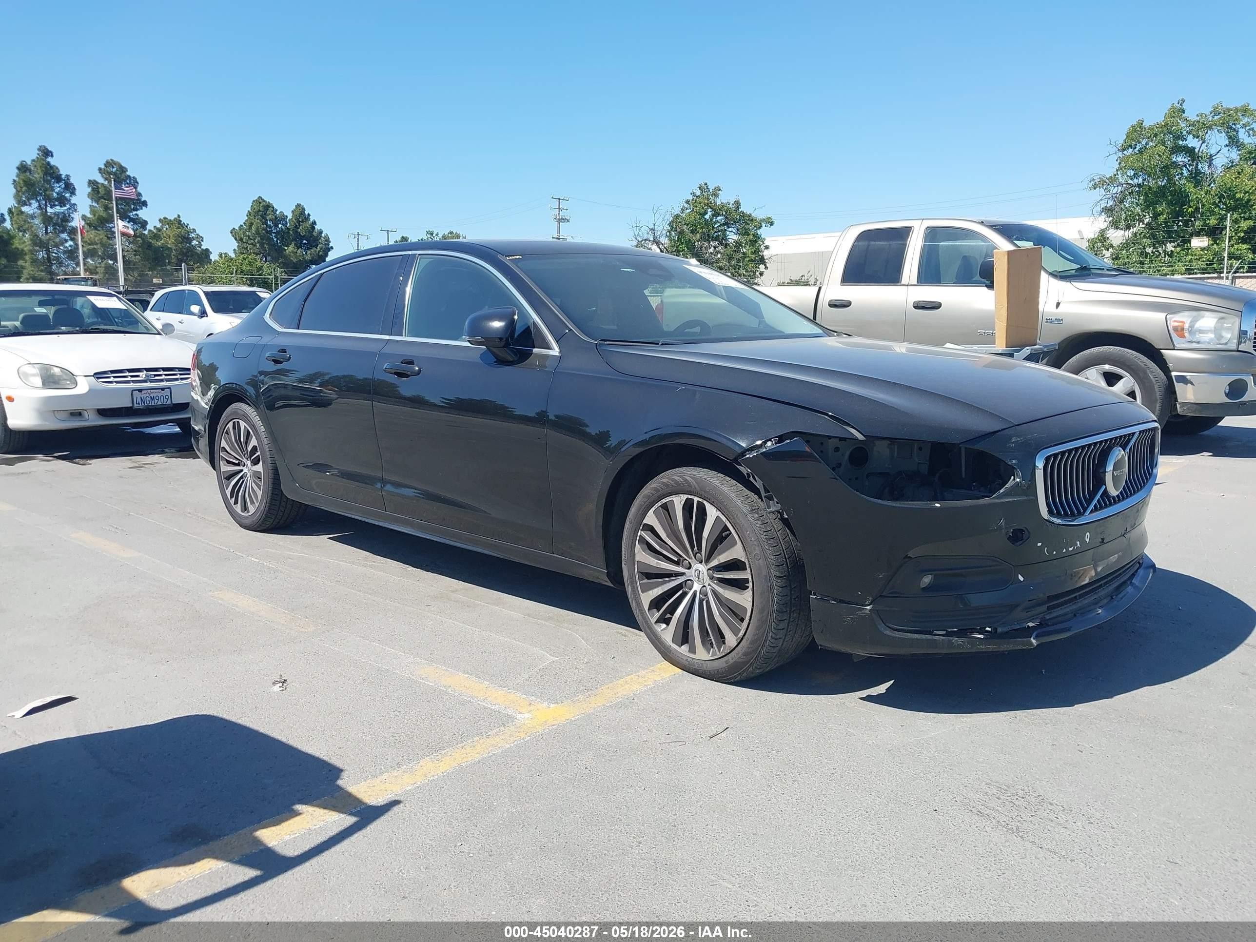 2022 Volvo S90 Momentum, VIN LVY062MK8NP252351 — Front end