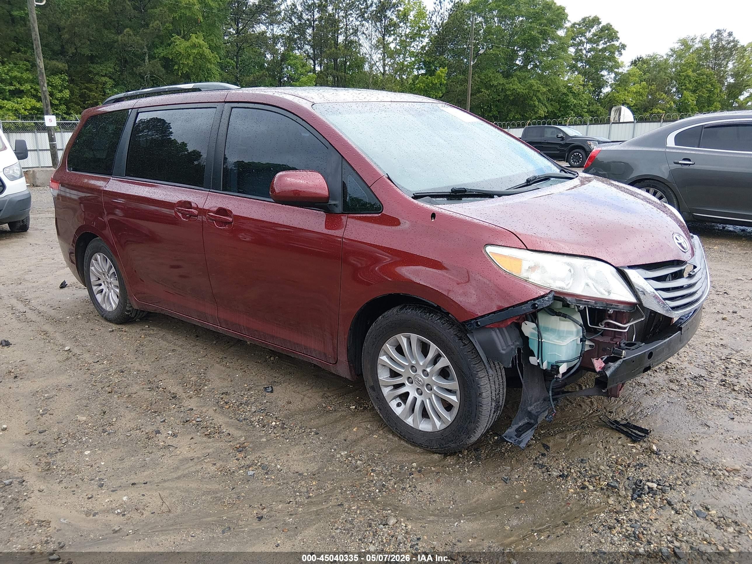 2013 Toyota Sienna XLE, VIN 5TDYK3DC2DS371117 — Front end