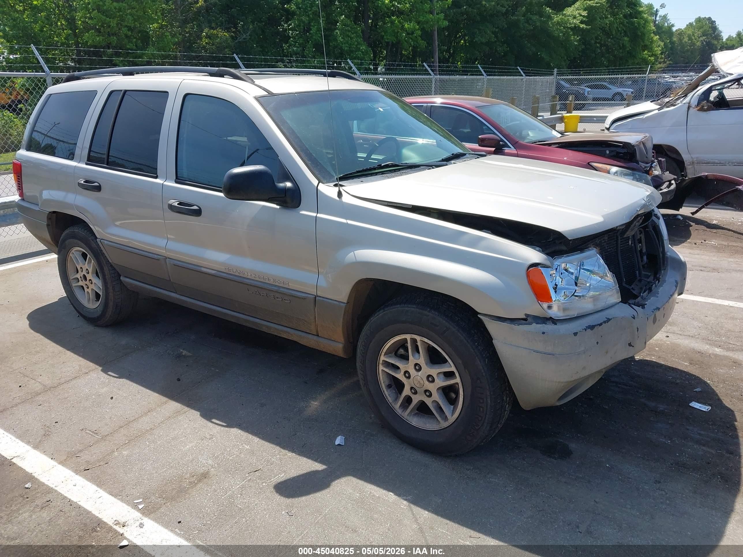 2004 Jeep Grand Cherokee Laredo, VIN 1J4GX48S94C260063 — Front end