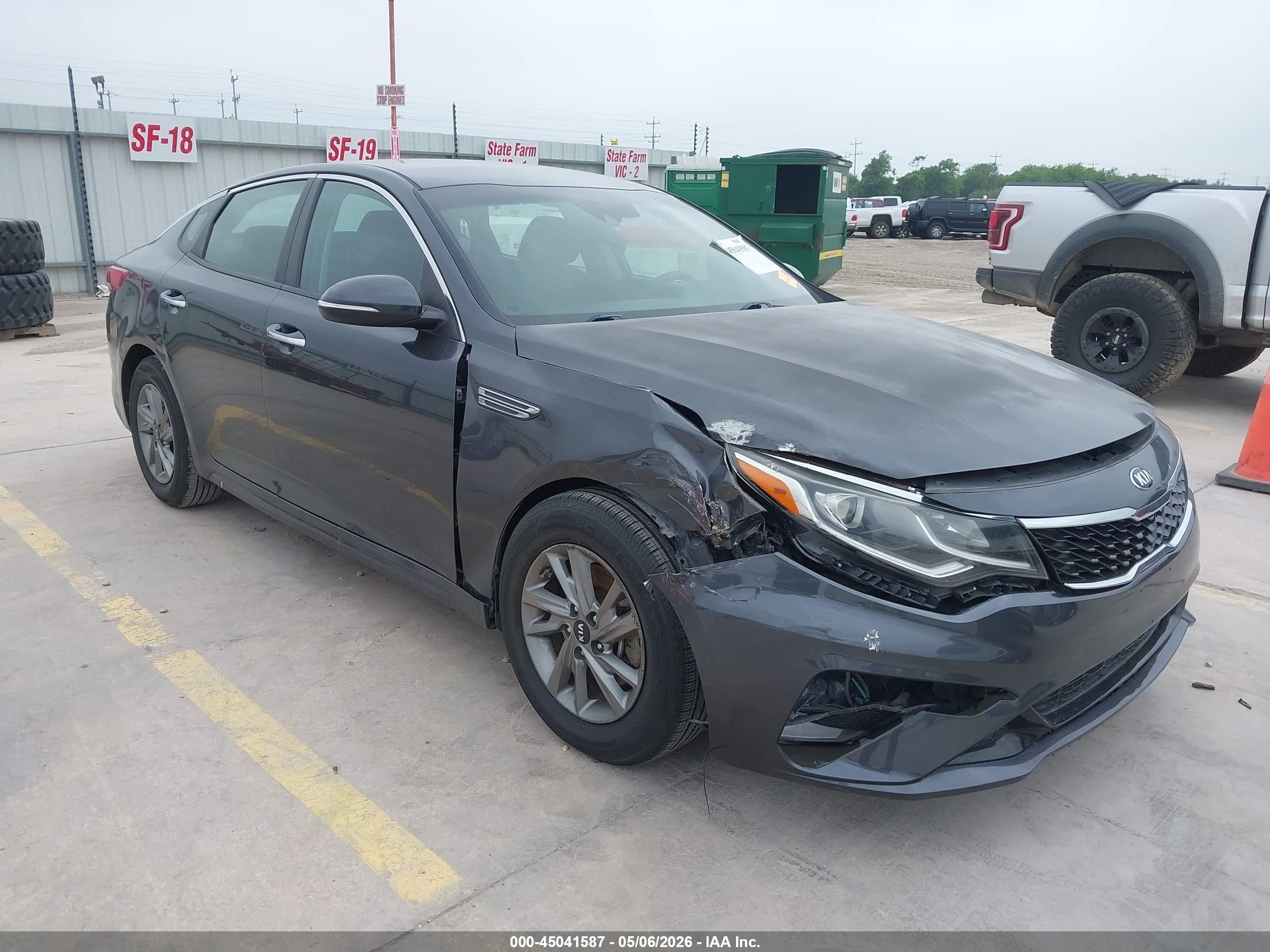 2019 Kia Optima LX, VIN 5XXGT4L35KG295679 — Side