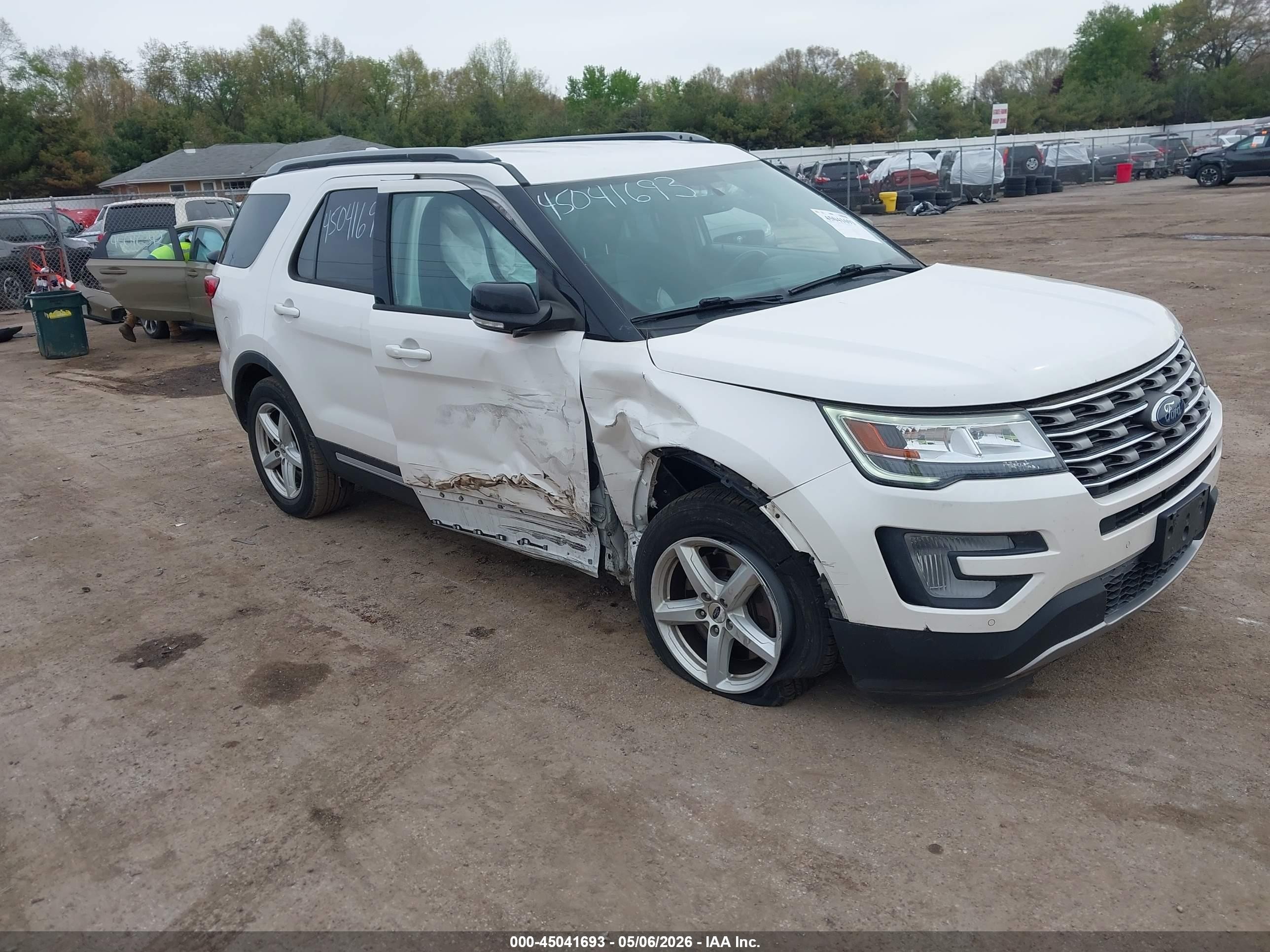 2017 Ford Explorer XLT, VIN 1FM5K7D85HGD50957 — Side