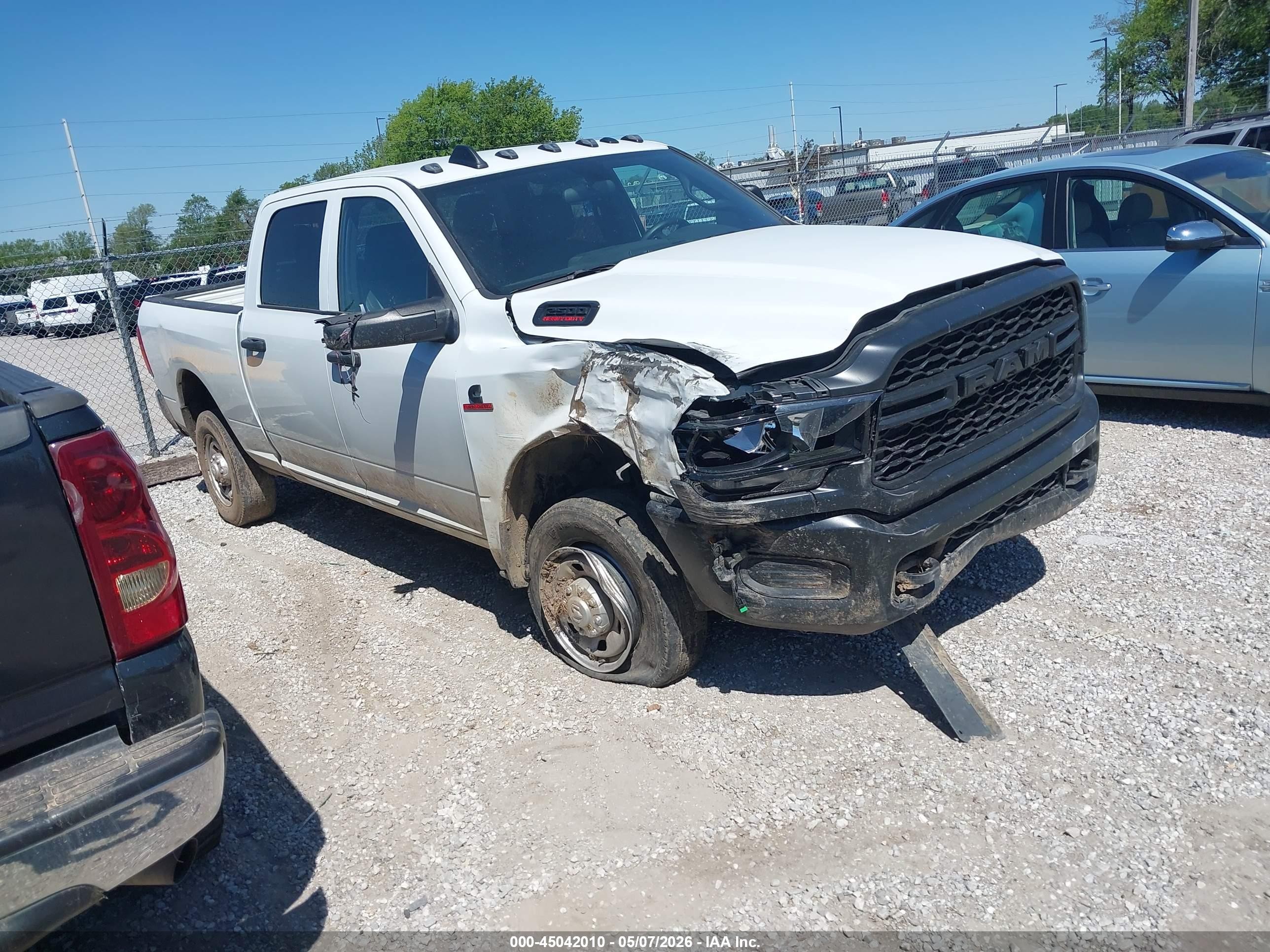 2024 Ram 2500 Tradesman, VIN 3C6UR5CL7RG234551 — Перед