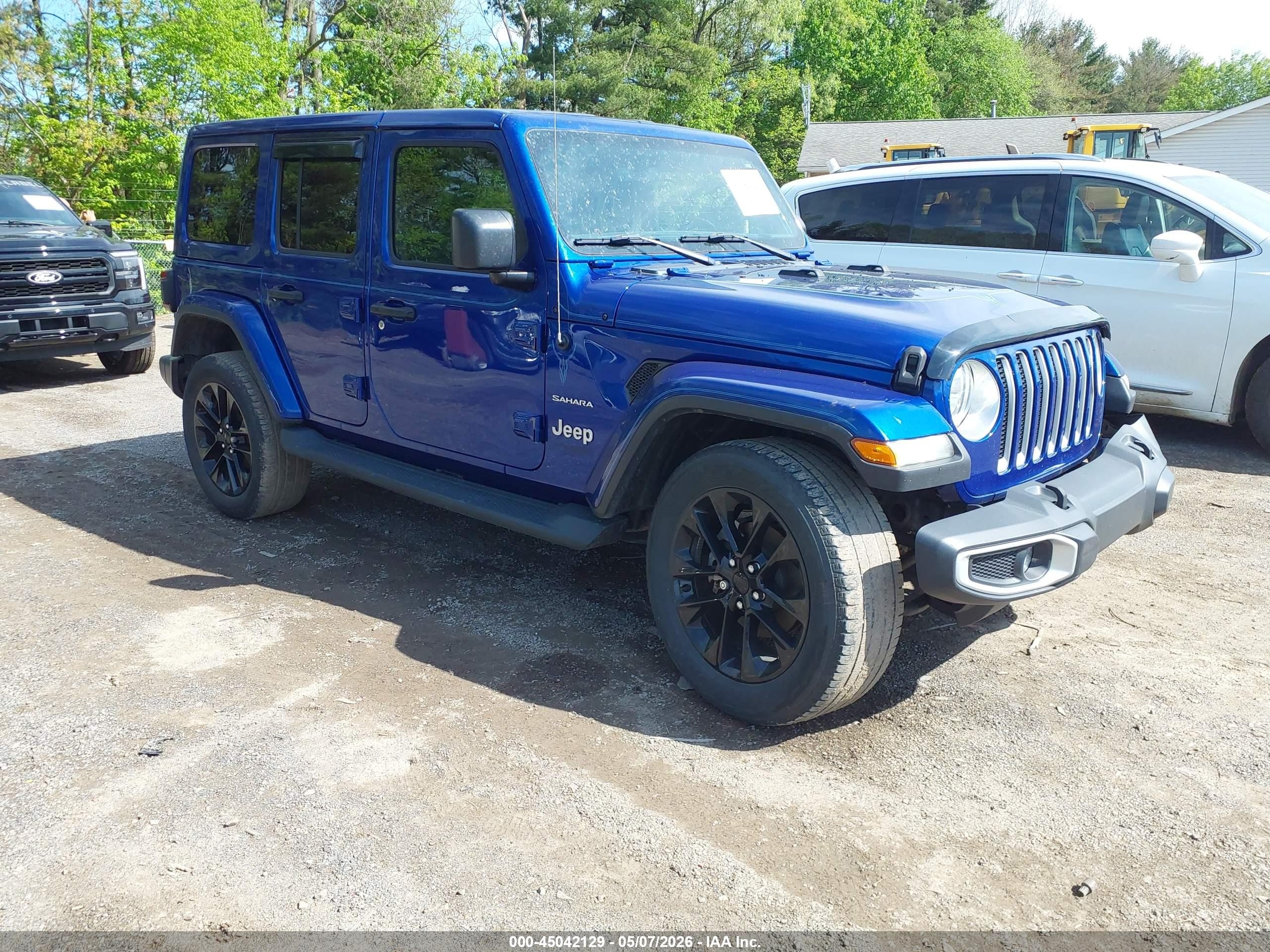2018 Jeep Wrangler Unlimited Sahara, VIN 1C4HJXEG0JW253381 — Front end