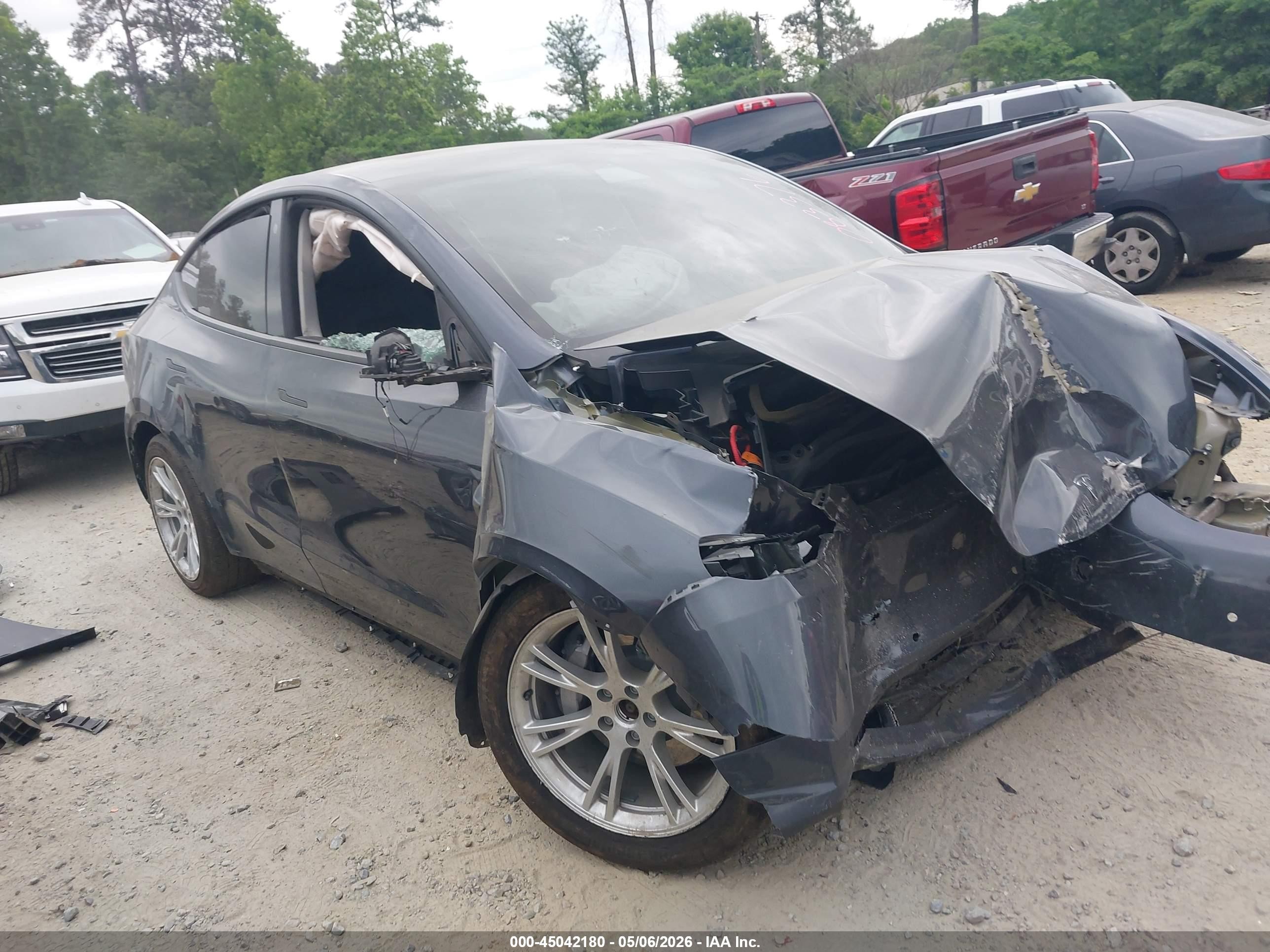 2021 Tesla Model Y Long Range, VIN 5YJYGDEE5MF083376 — Front end