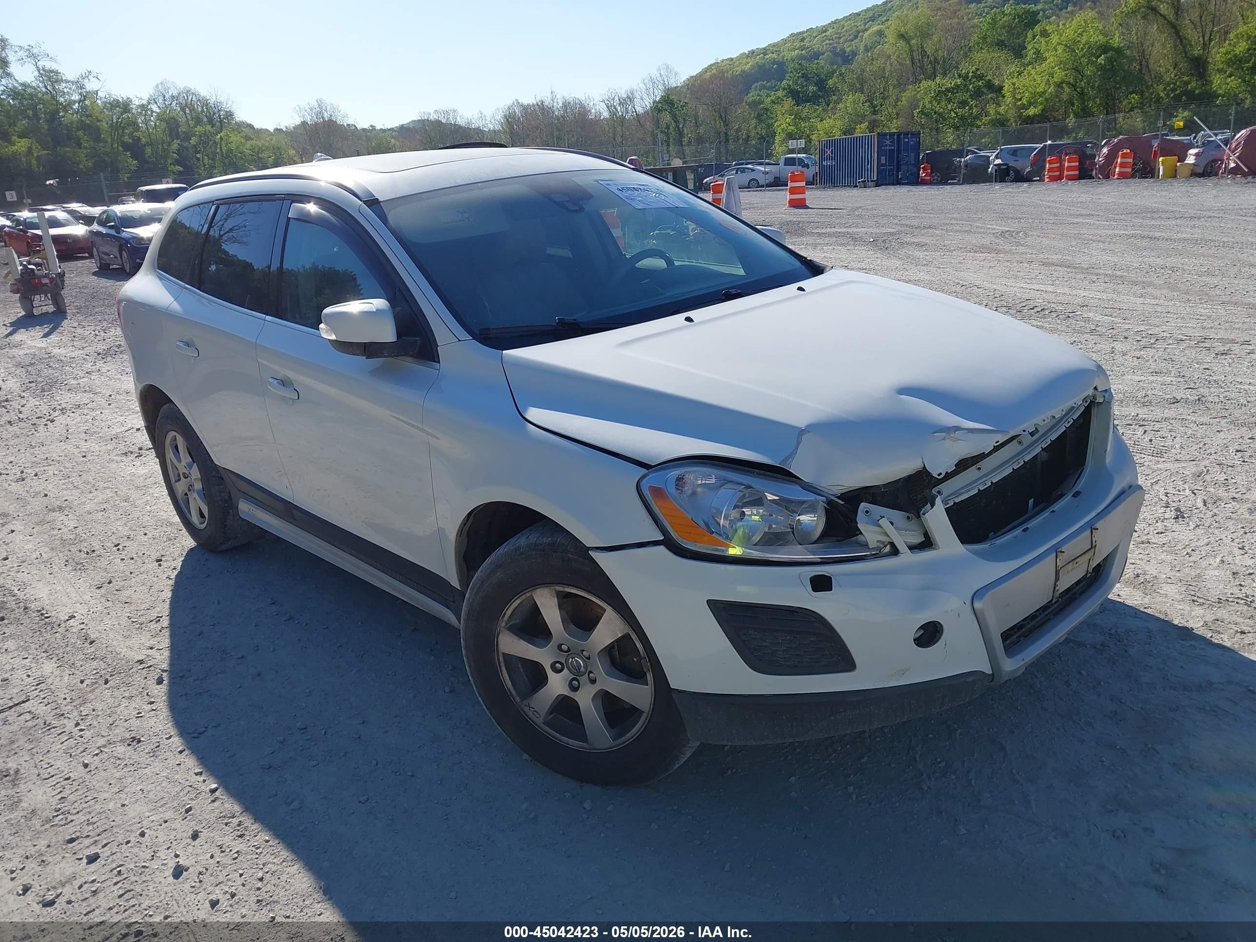 2011 Volvo XC60 3.2L, VIN YV4952DZ8B2152514 — Front end