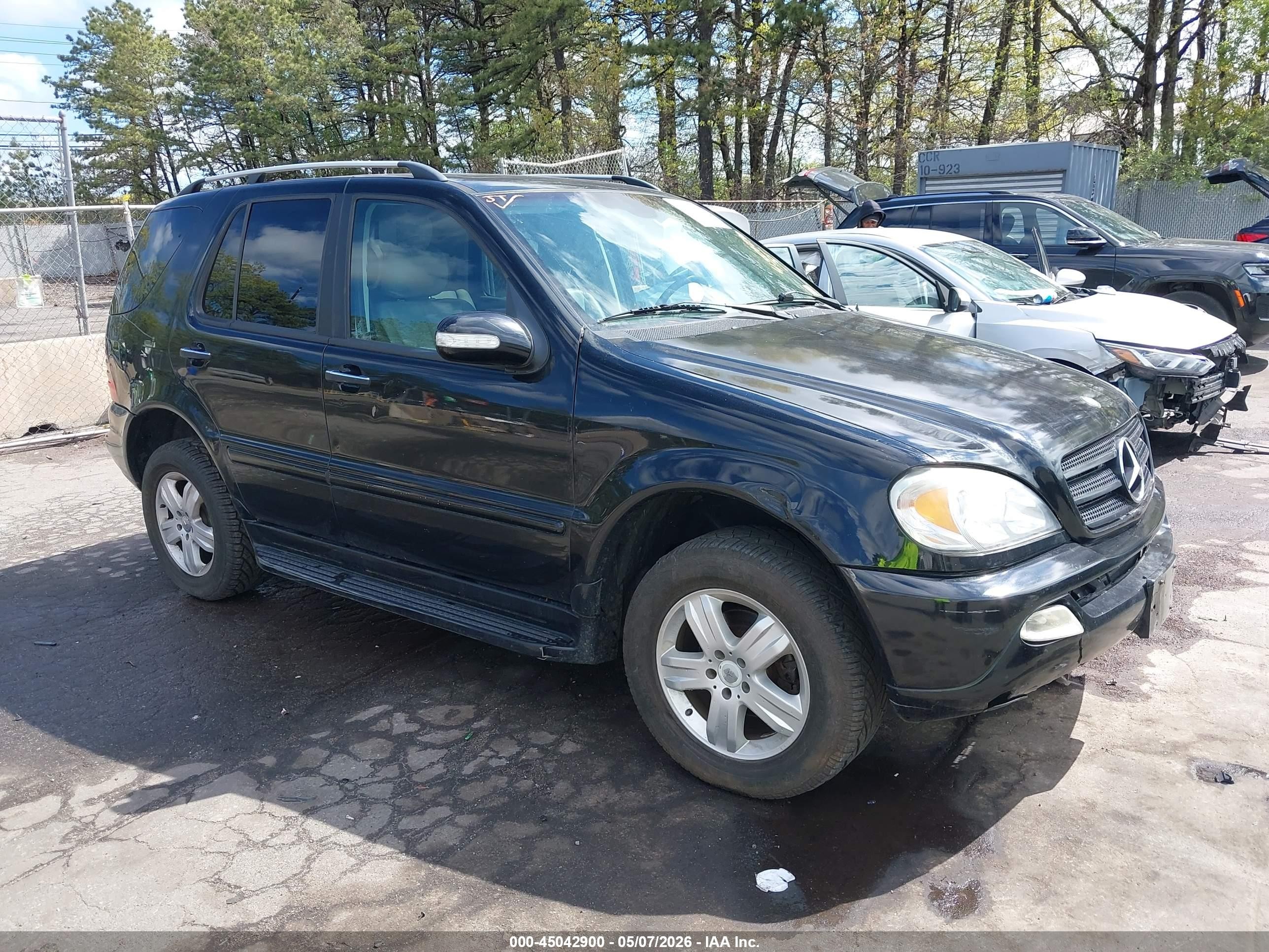 2005 Mercedes-Benz M 350, VIN 4JGAB57E85A566210 — Side