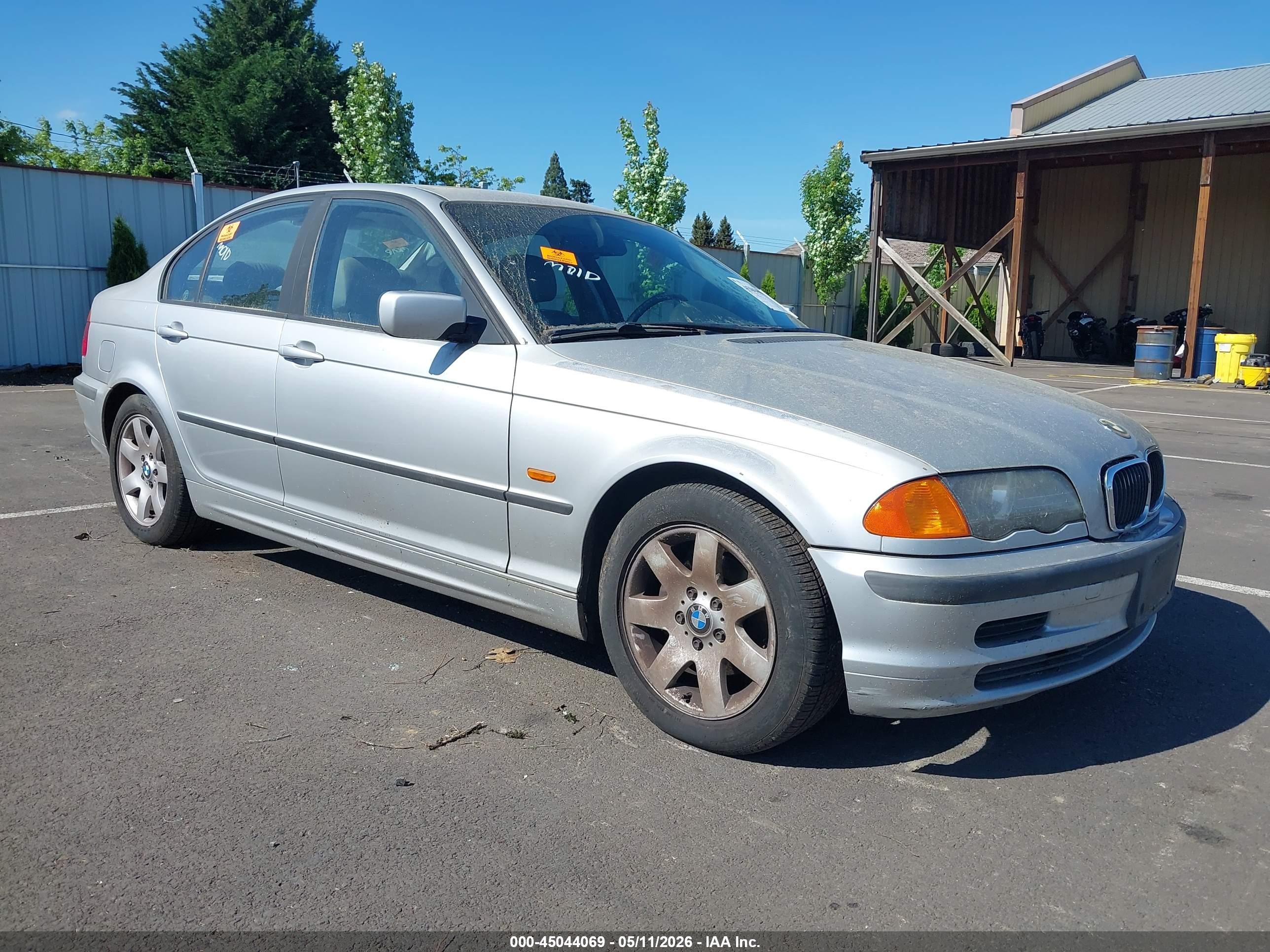 1999 BMW 3 Series 323i, VIN WBAAM3336XCA81630 — Side