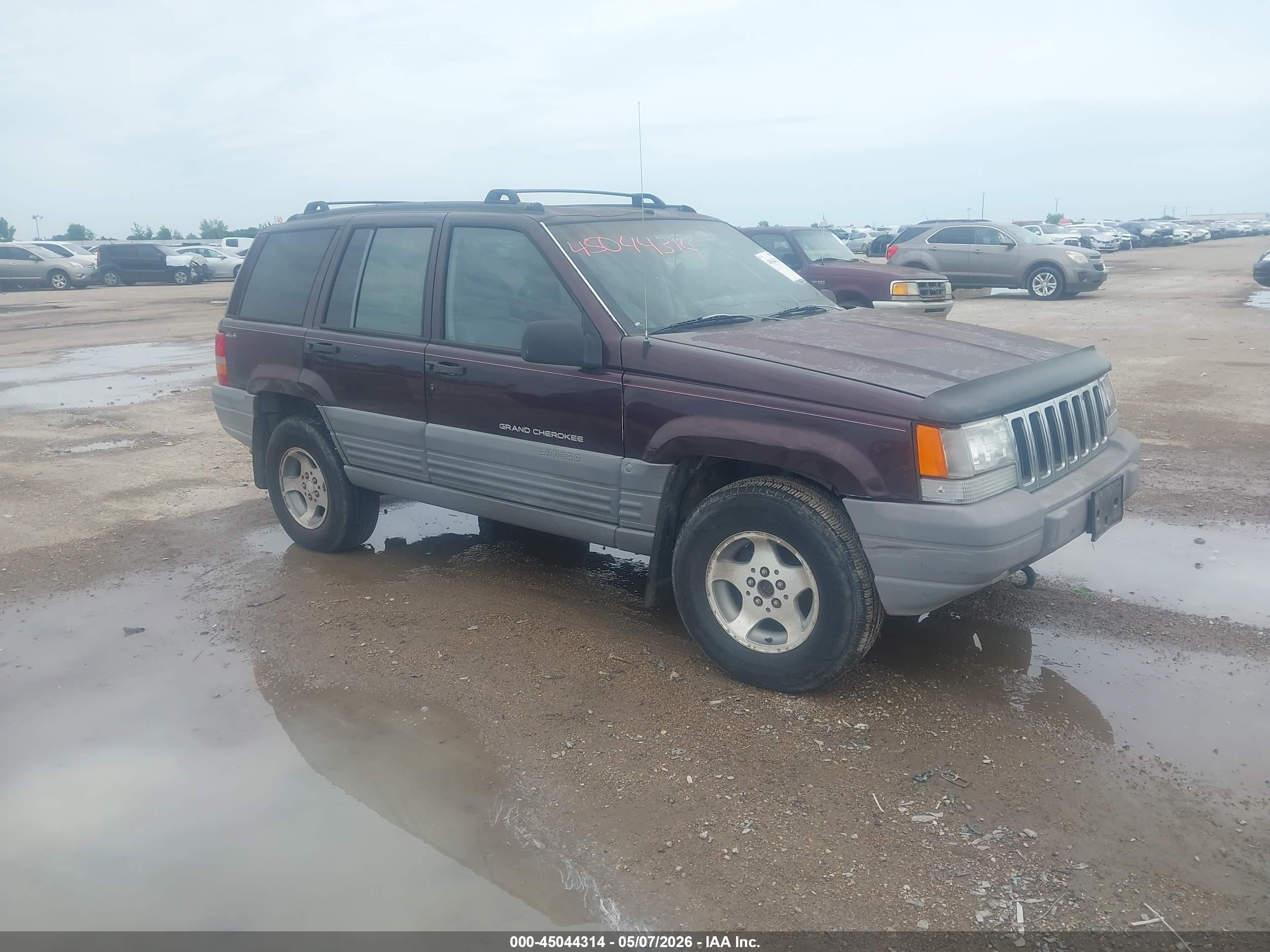 1998 Jeep Grand Cherokee Laredo, VIN 1J4GZ58Y0WC183350 — Front end