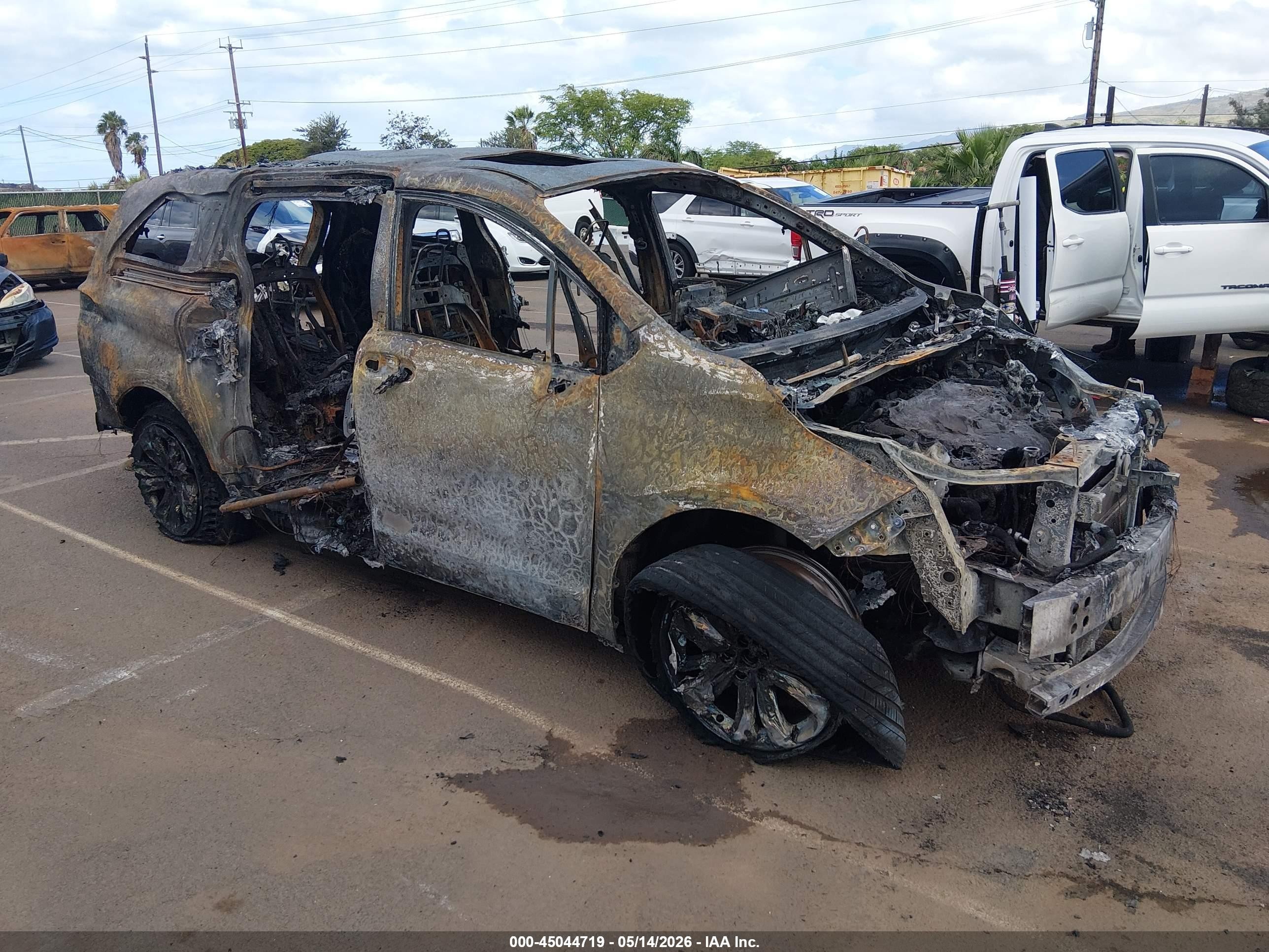 2022 Toyota Sienna XSE, VIN 5TDDRKEC3NS088102 — Пожар
