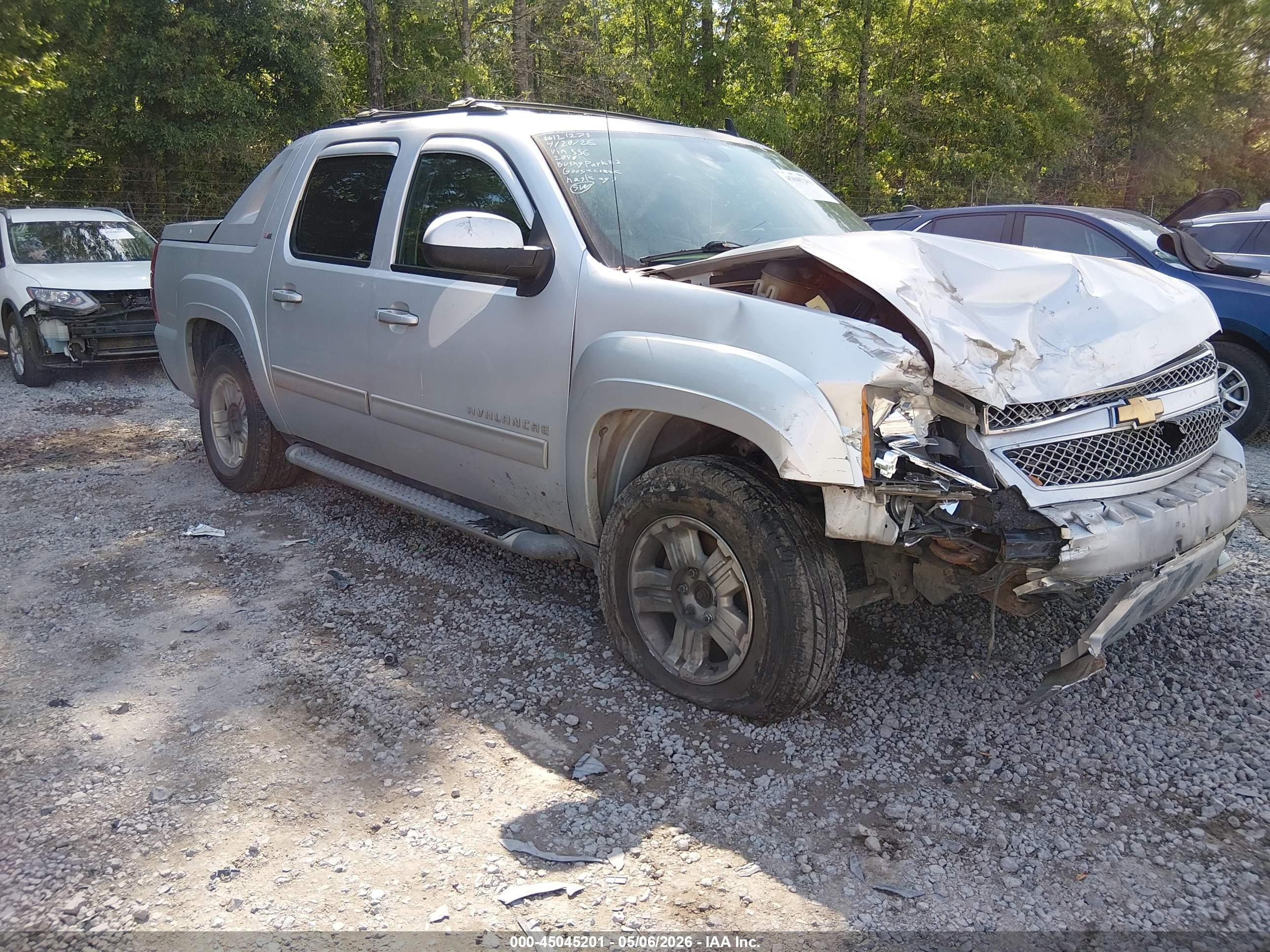 2012 Chevrolet Avalanche LT, VIN 3GNTKFE70CG184556 — Перед