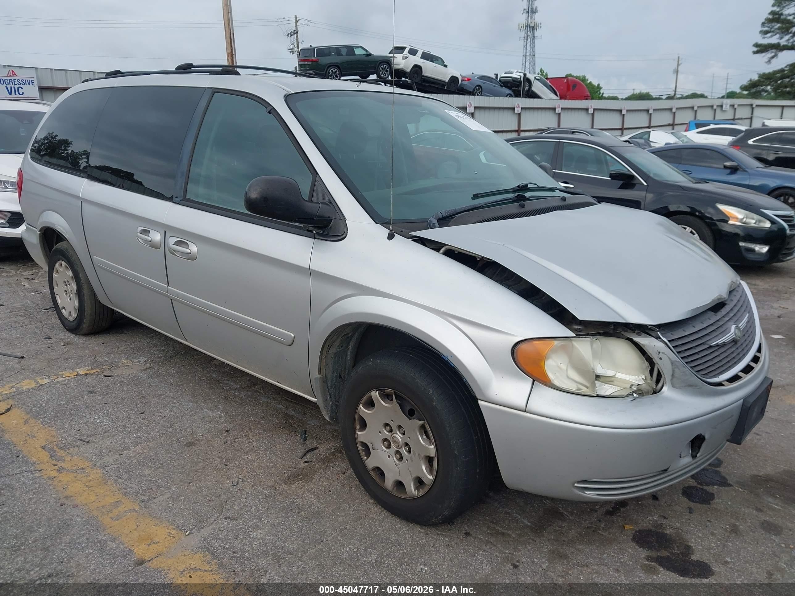 2004 Chrysler Town & Country LX, VIN 2C8GP44R64R508641 — Перед