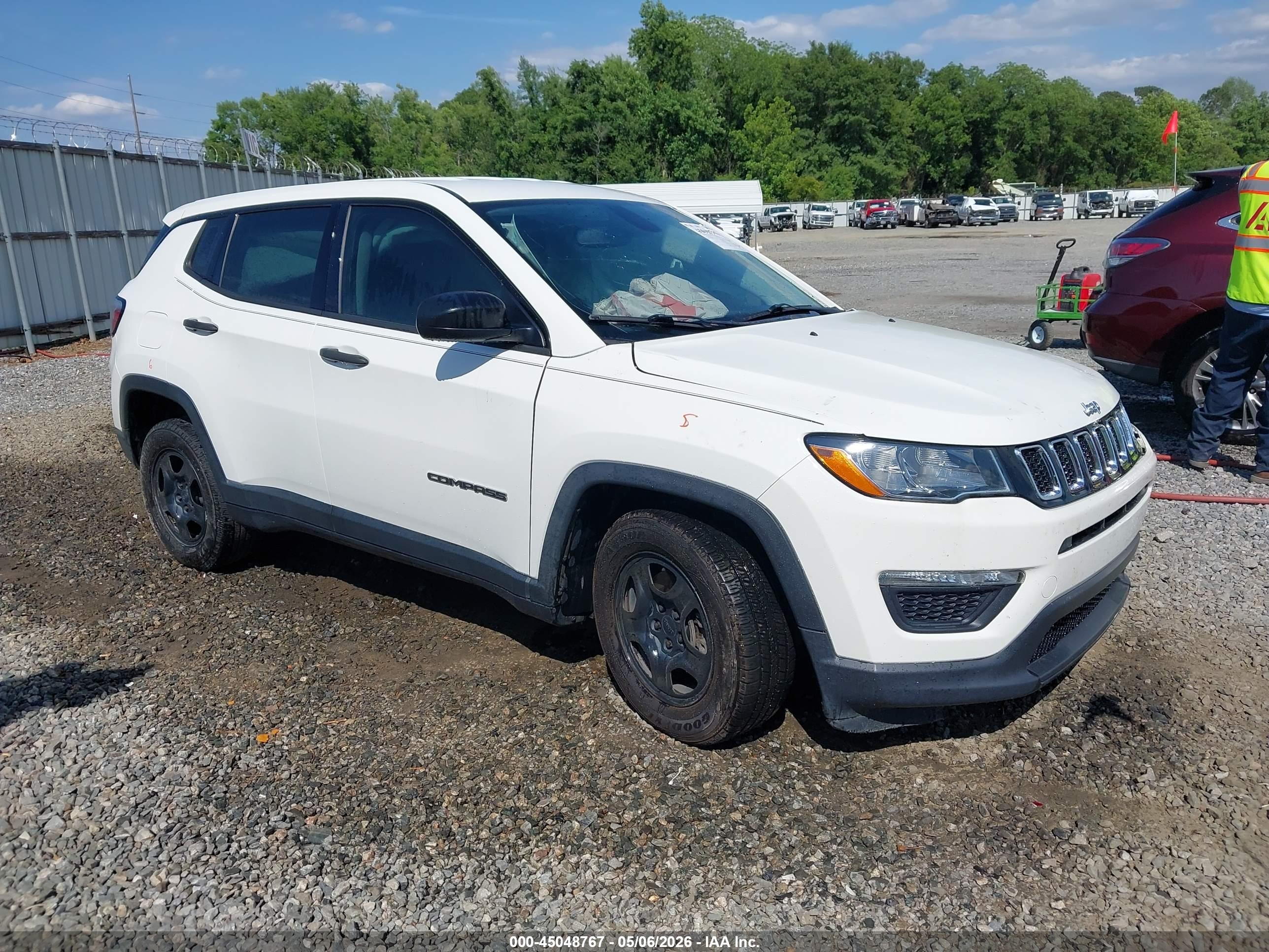 2020 Jeep Compass Sport, VIN 3C4NJCAB5LT124986 — Front end