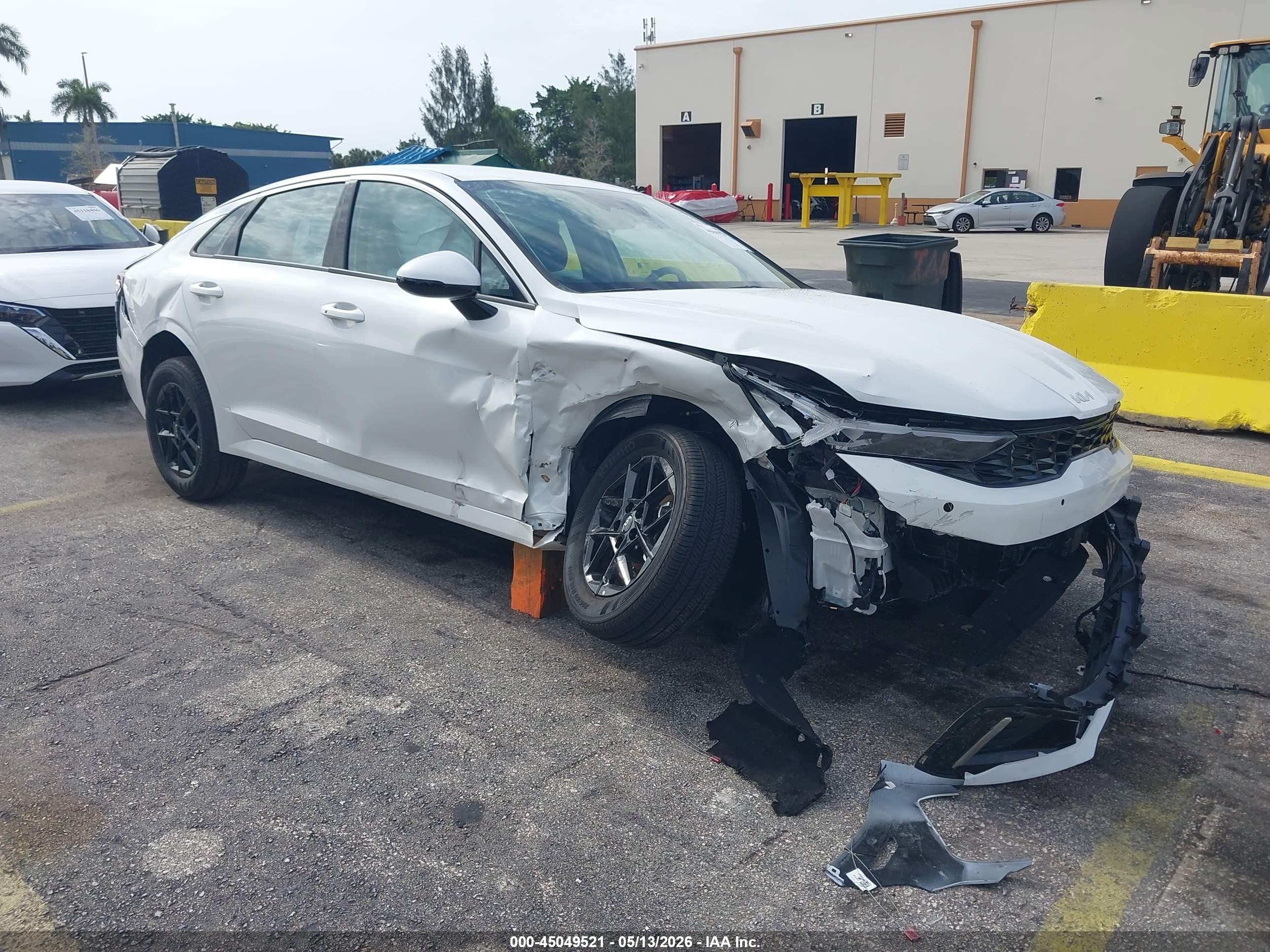 2026 Kia K5 LXS, VIN KNAG24J74T5440965 — Бок