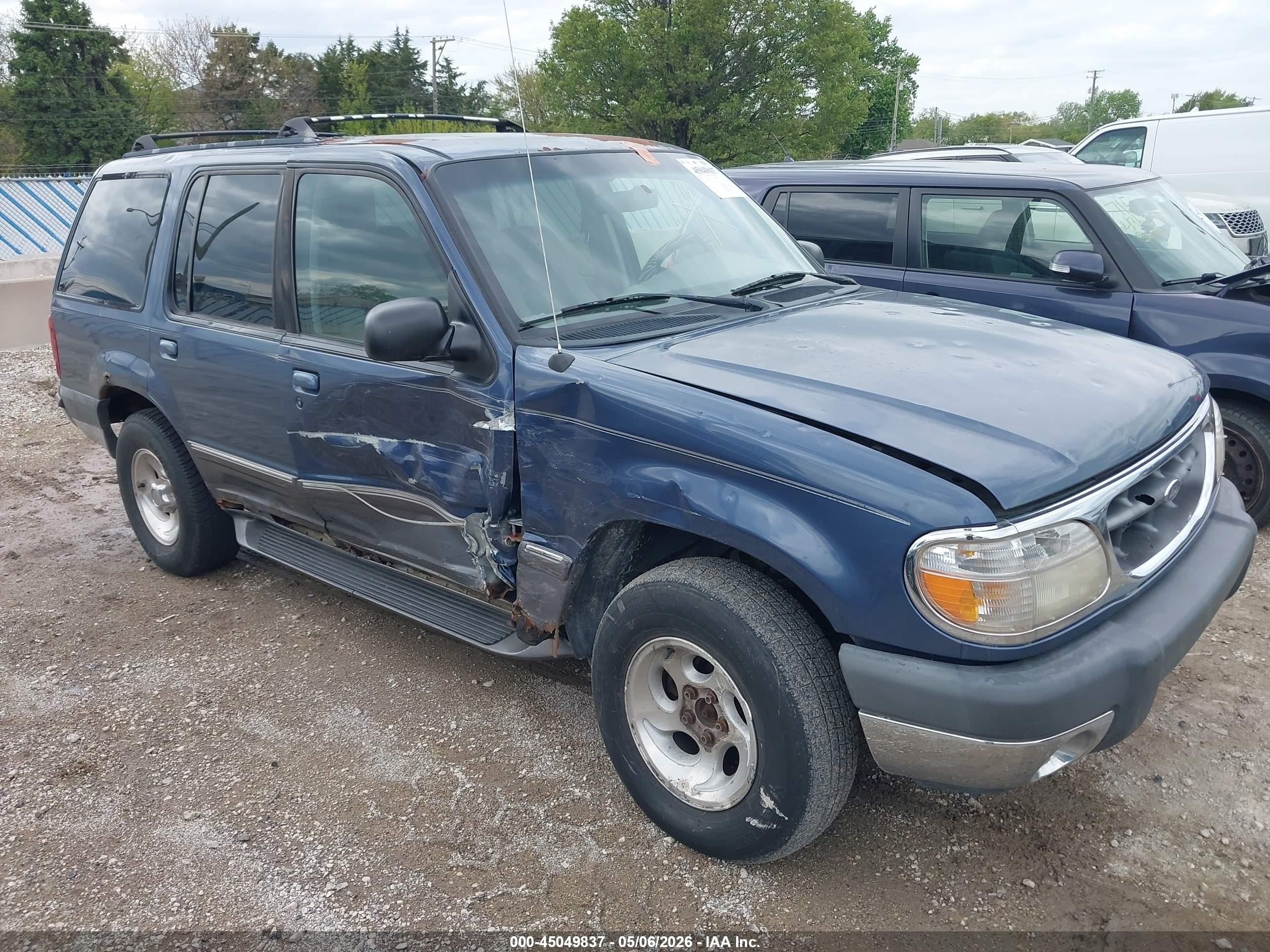 2000 Ford Explorer XLT, VIN 1FMDU73E3YZB68076 — Side