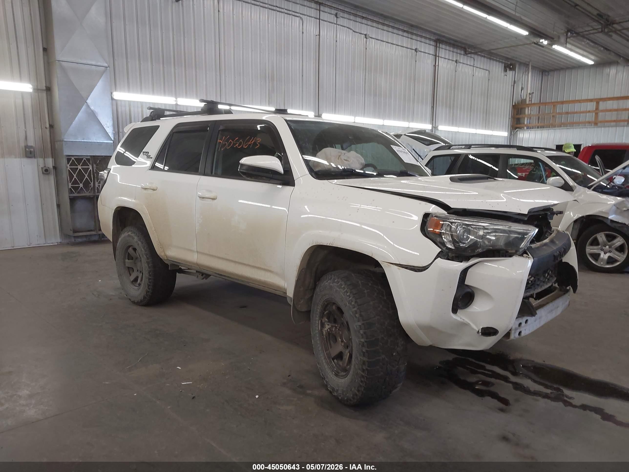 2020 Toyota 4Runner Nightshade, VIN JTEBU5JR8L5771154 — Перед