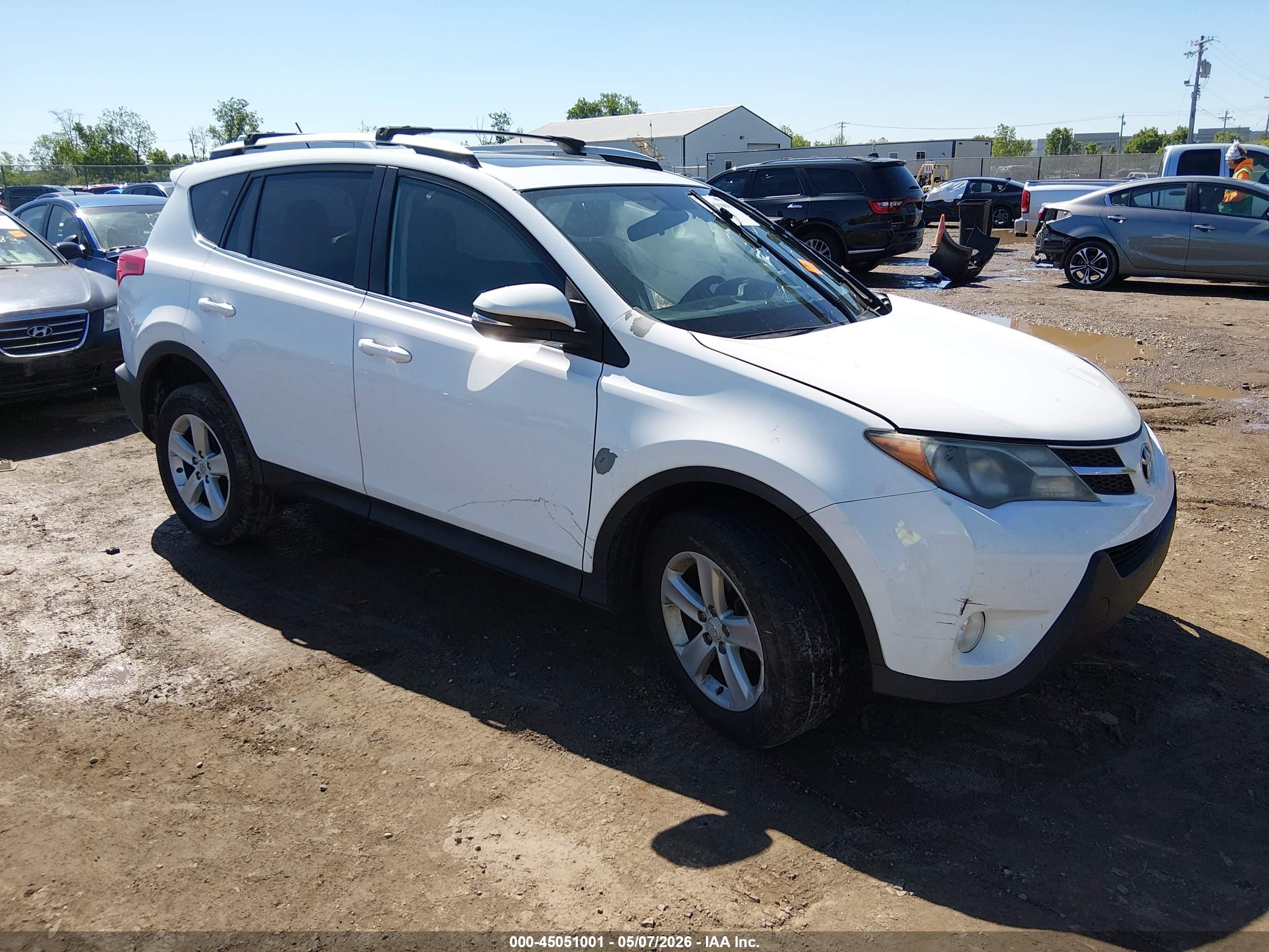 2013 Toyota RAV4 XLE, VIN 2T3WFREV8DW021407 — Front end