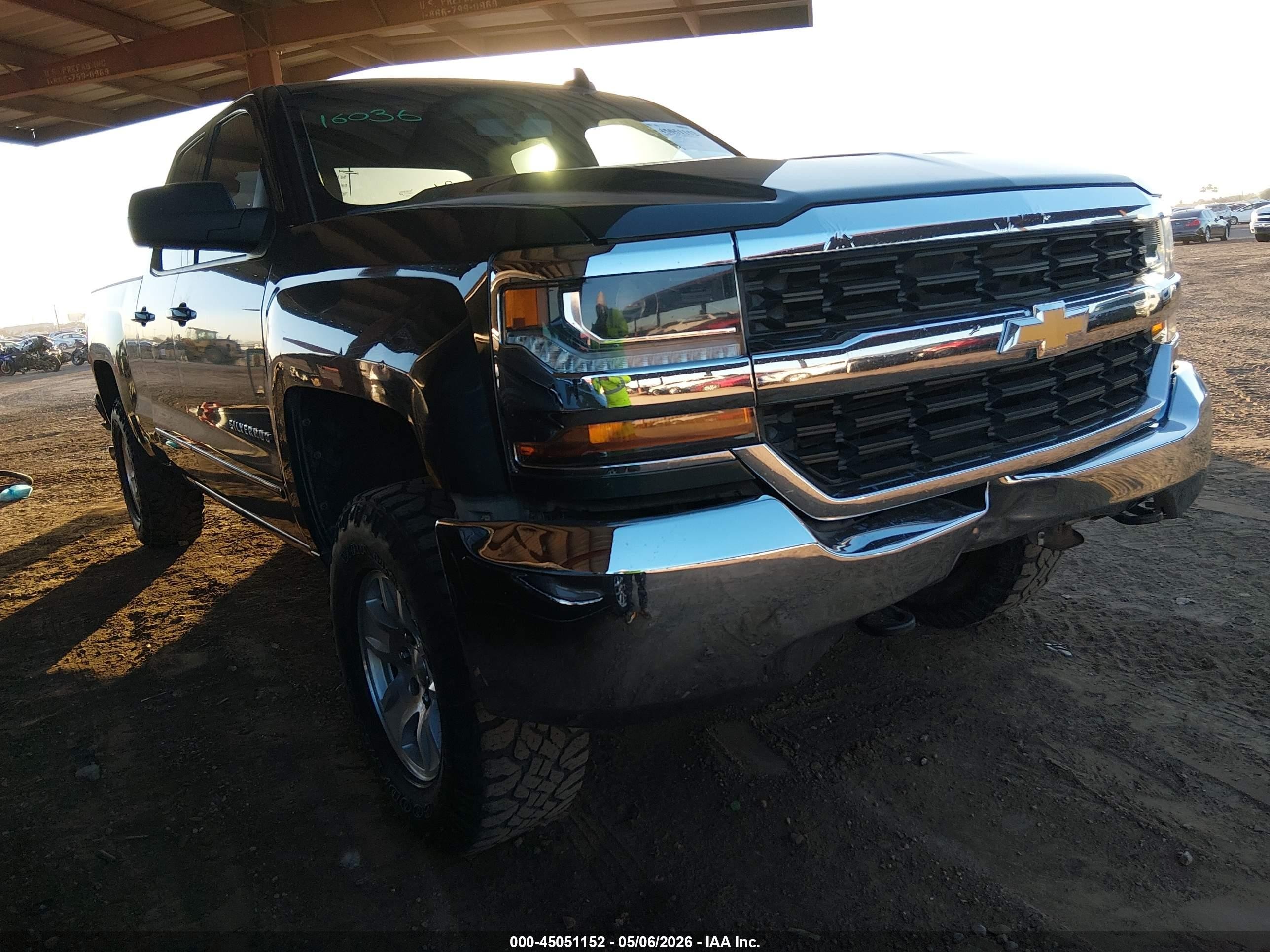 2018 Chevrolet Silverado 1500 LT, VIN 1GCVKREH9JZ168509 — Front end