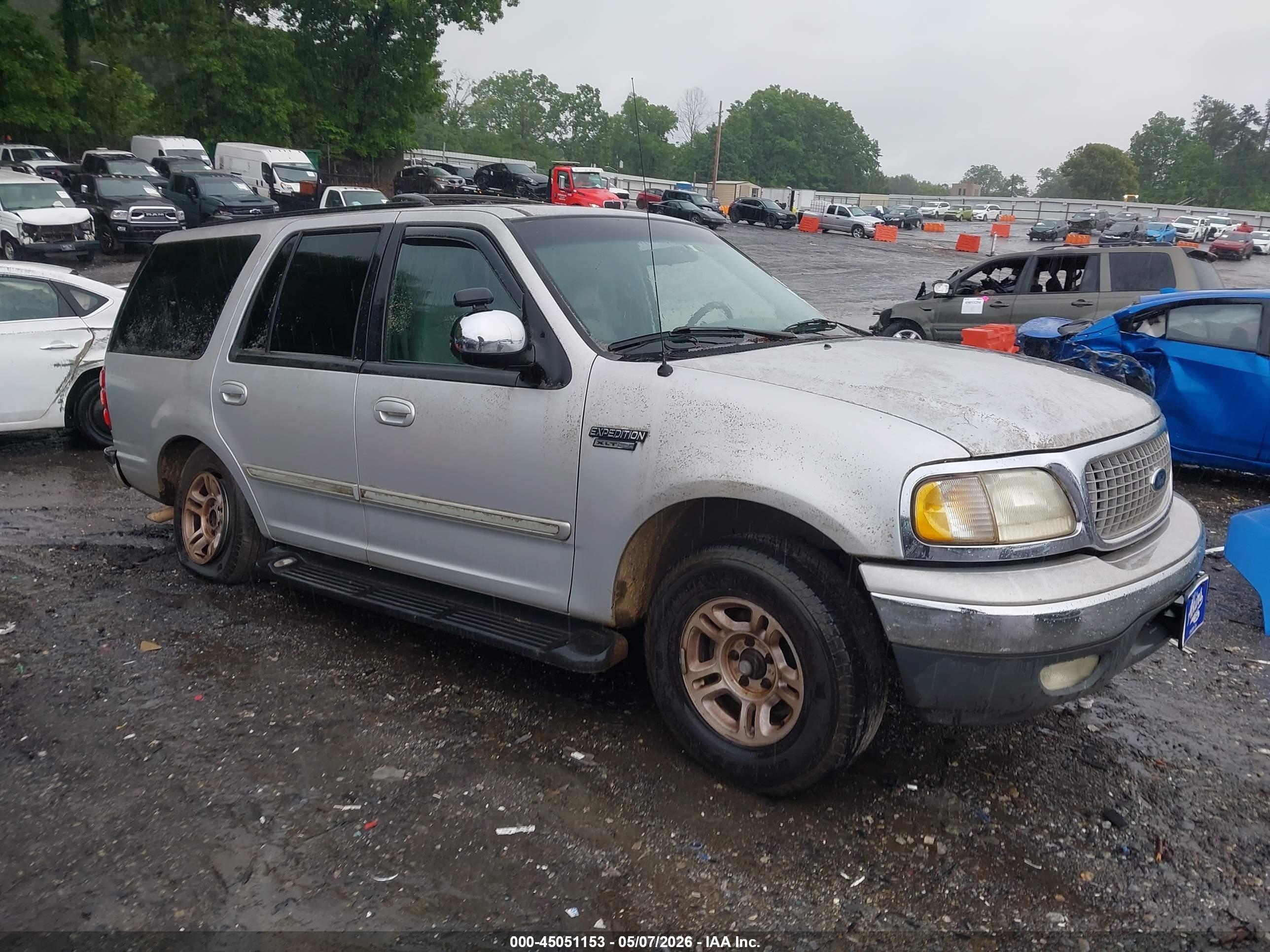 1999 Ford Expedition XLT, VIN 1FMRU1762XLA69854 — Side