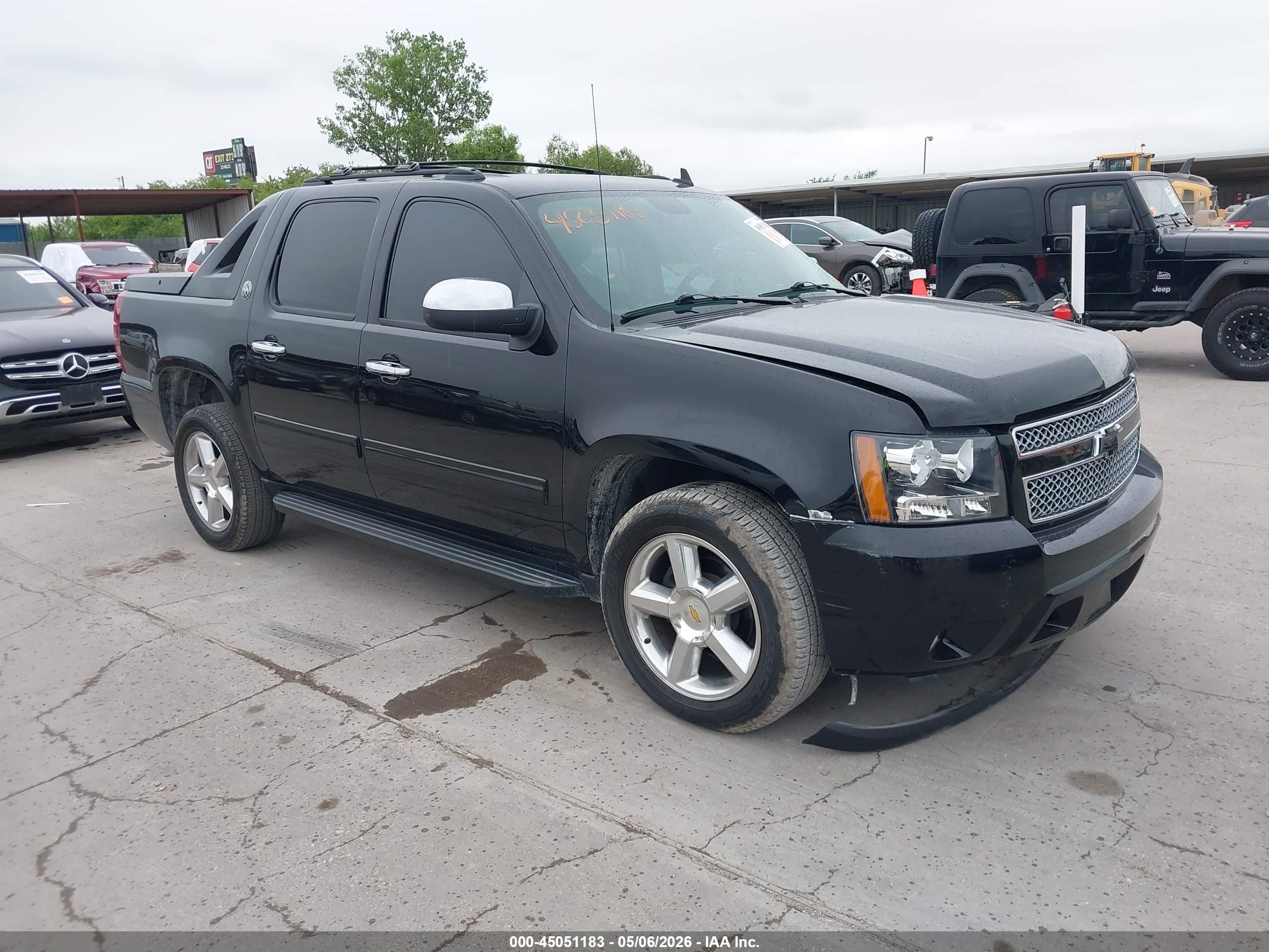 2013 Chevrolet Avalanche LT, VIN 3GNMCFE05DG200174 — Front end