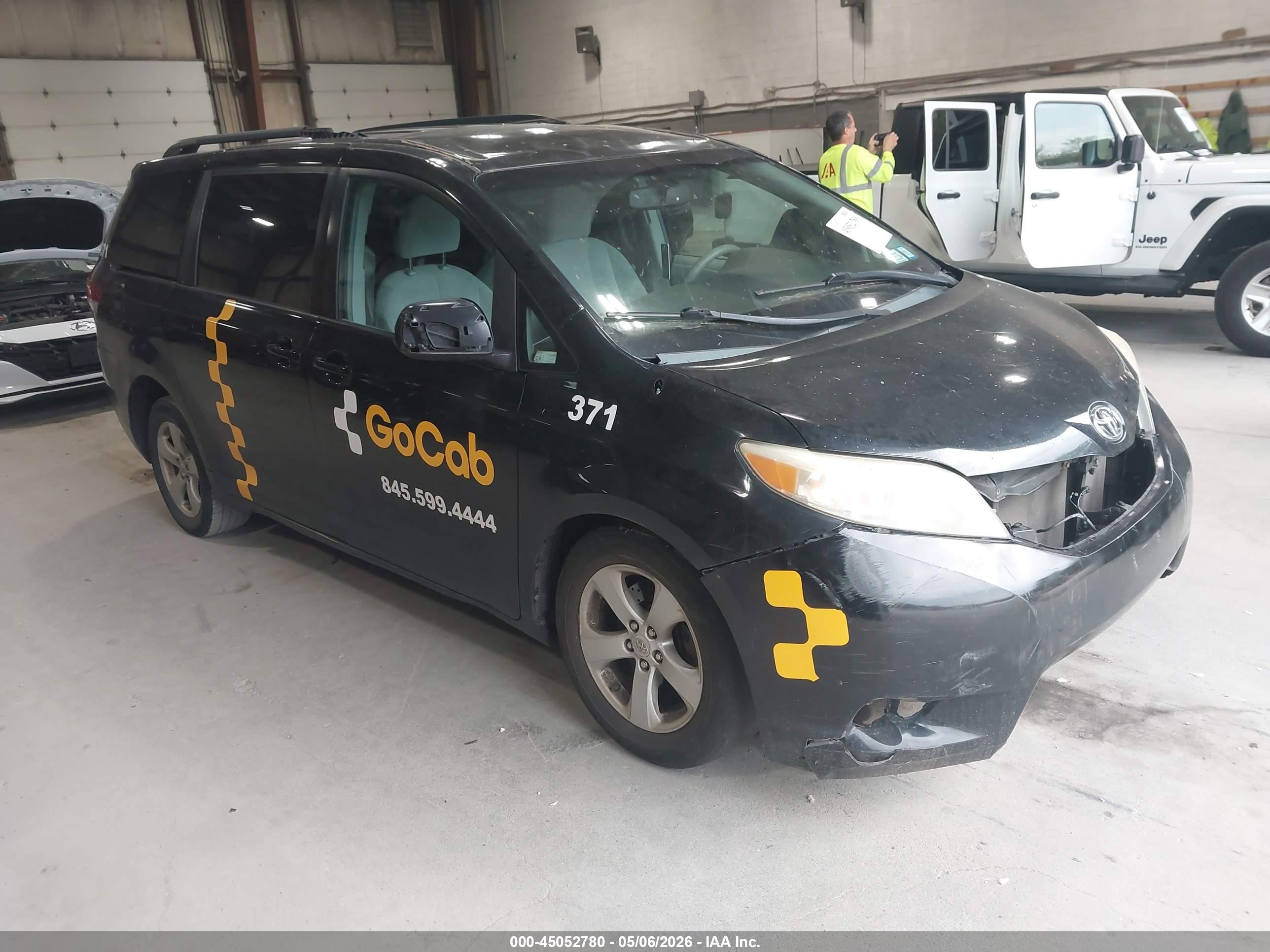 2011 Toyota Sienna LE, VIN 5TDKK3DC2BS051055 — Normal wear