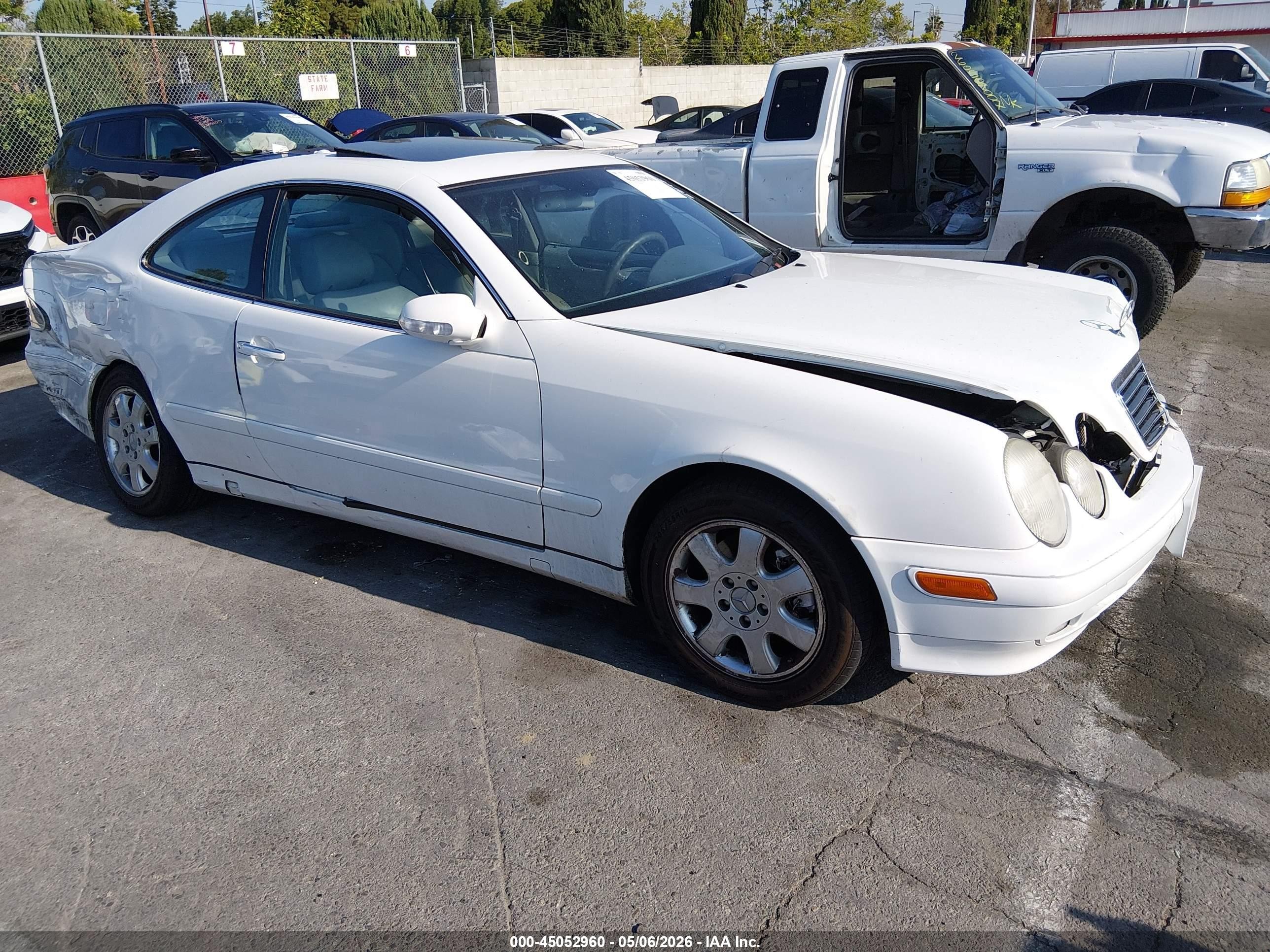 2000 Mercedes-Benz CLK 320/430, VIN WDBLJ65G5YF135310 — Front end