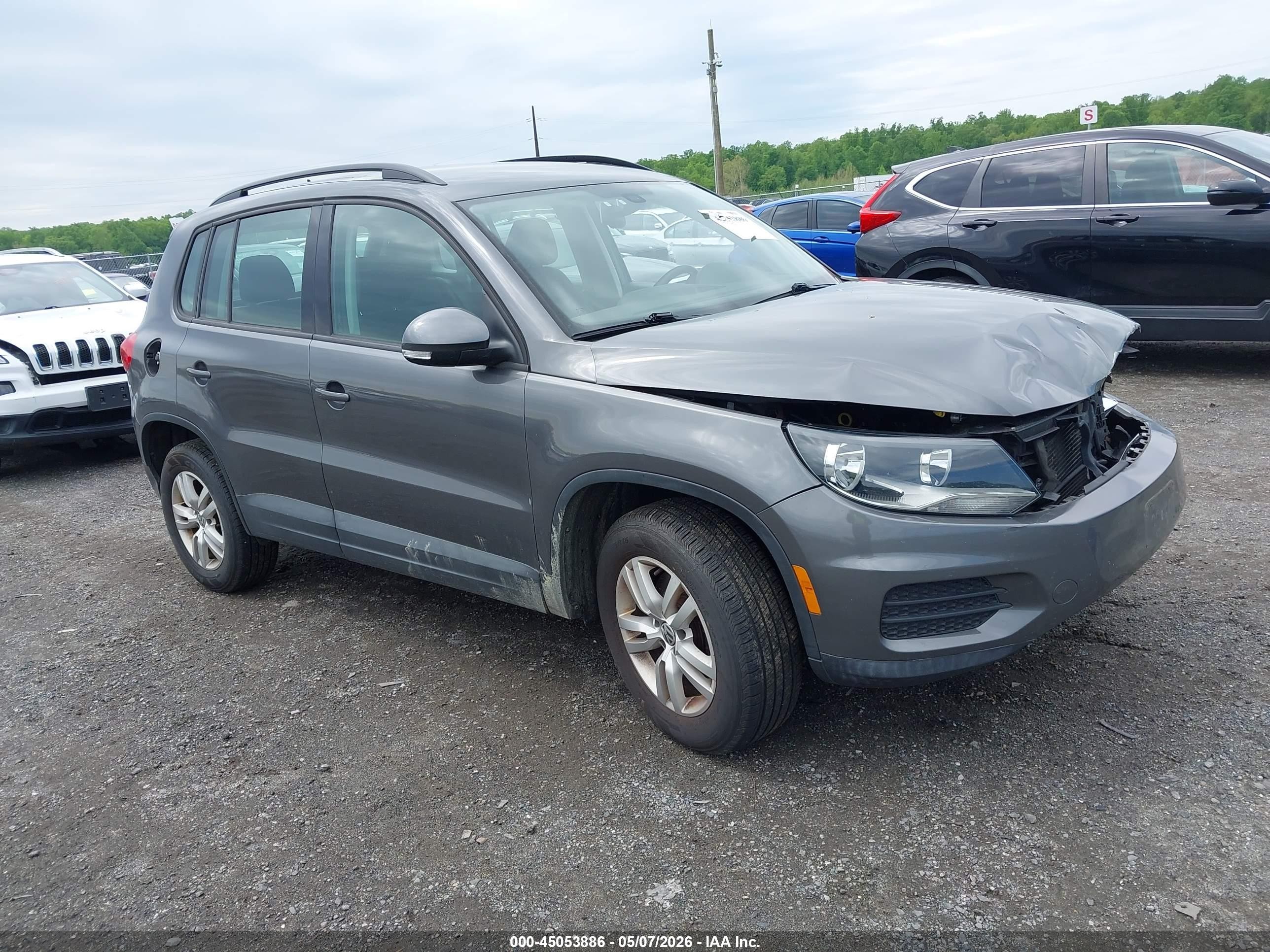 2016 Volkswagen Tiguan SEL, VIN WVGBV7AX5GW549100 — Front end