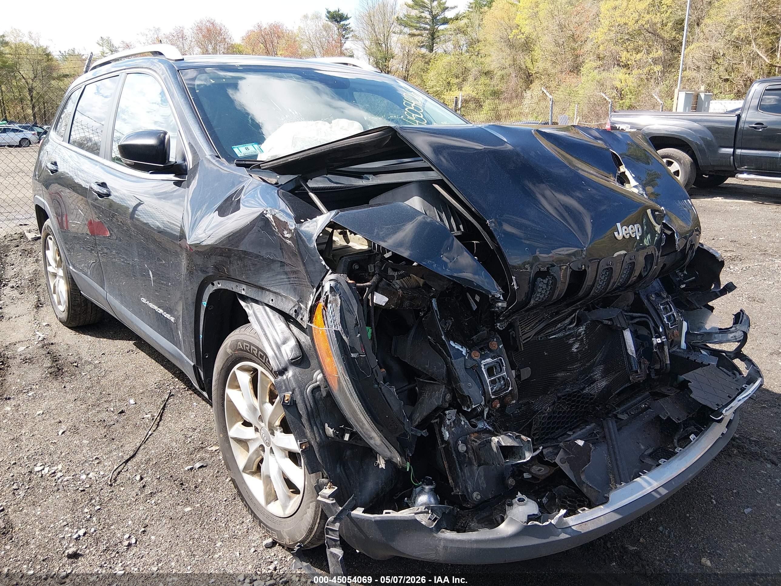 2016 Jeep Cherokee Limited, VIN 1C4PJMDB3GW270538 — Front end