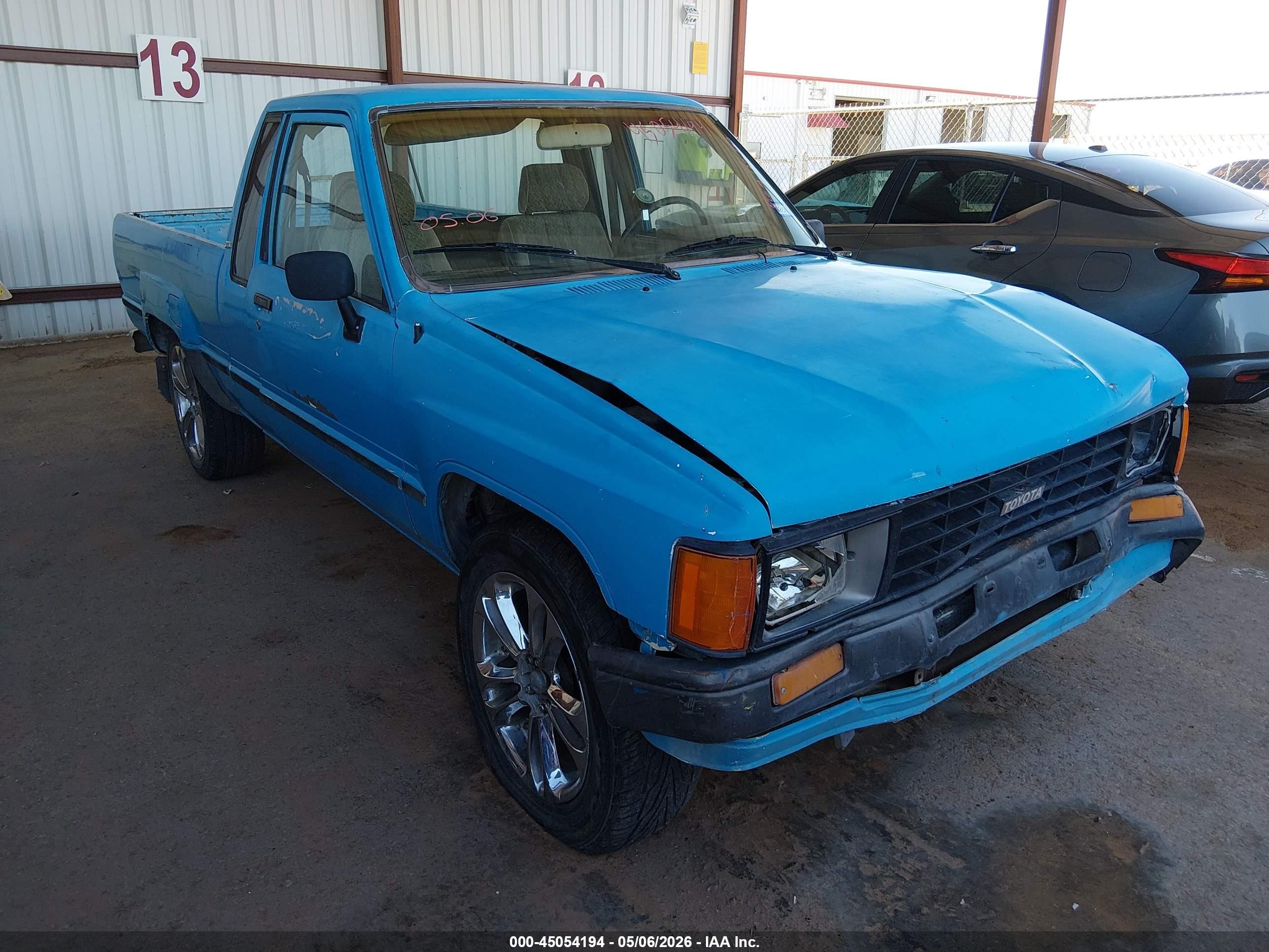 1985 Toyota Pickup Deluxe, VIN JT4RN56DXF0113558 — Front end