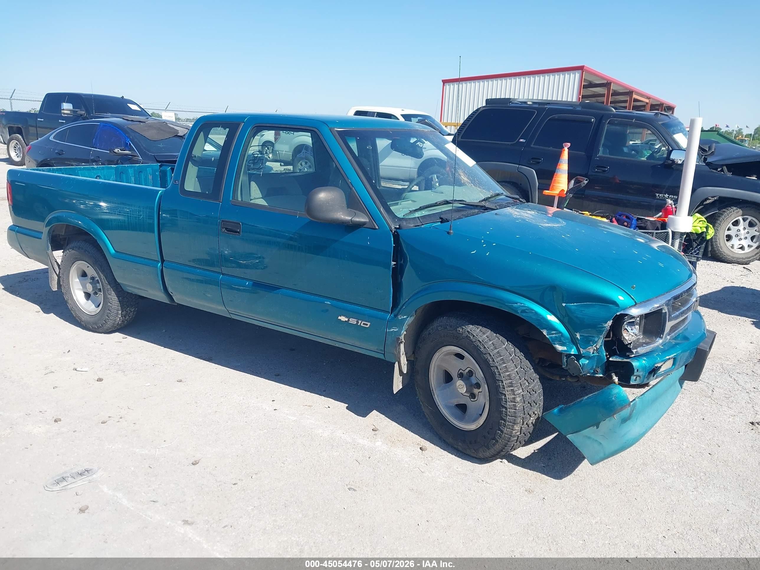 1995 Chevrolet S-10 LS, VIN 1GCCS19Z9S8250534 — Front end