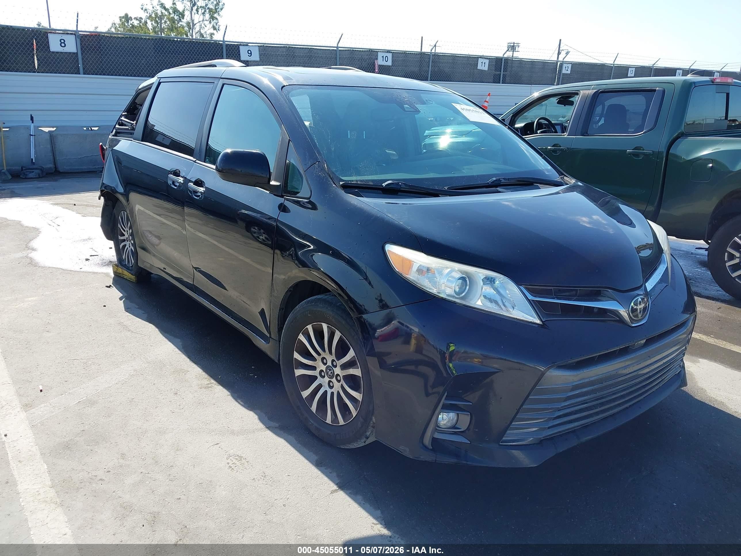 2018 Toyota Sienna XLE, VIN 5TDYZ3DC0JS909756 — Rear end