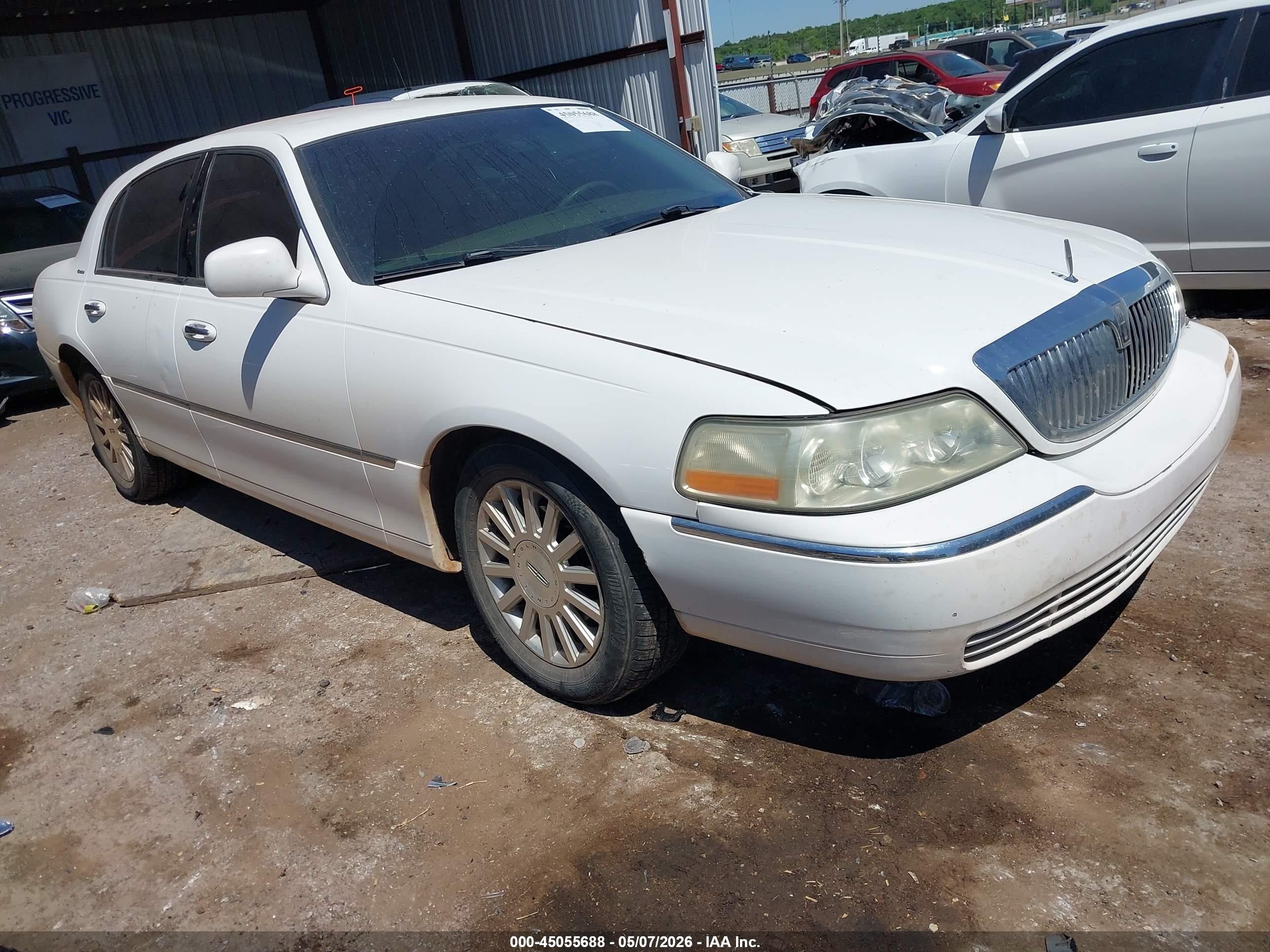 2003 Lincoln Town Car Executive, VIN 1LNHM81W43Y703076 — Перед