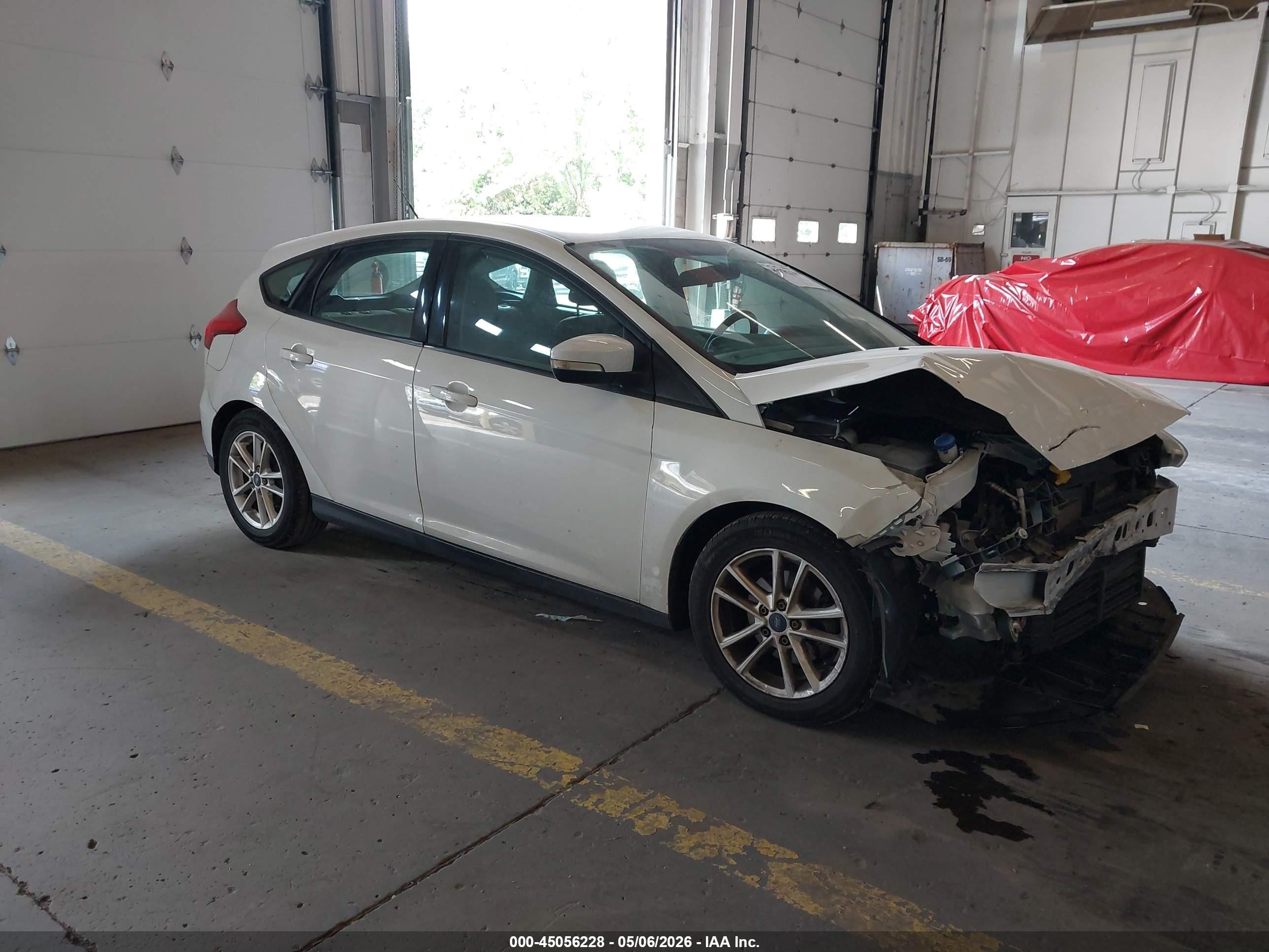 2016 Ford Focus SE, VIN 1FADP3K22GL270701 — Front end