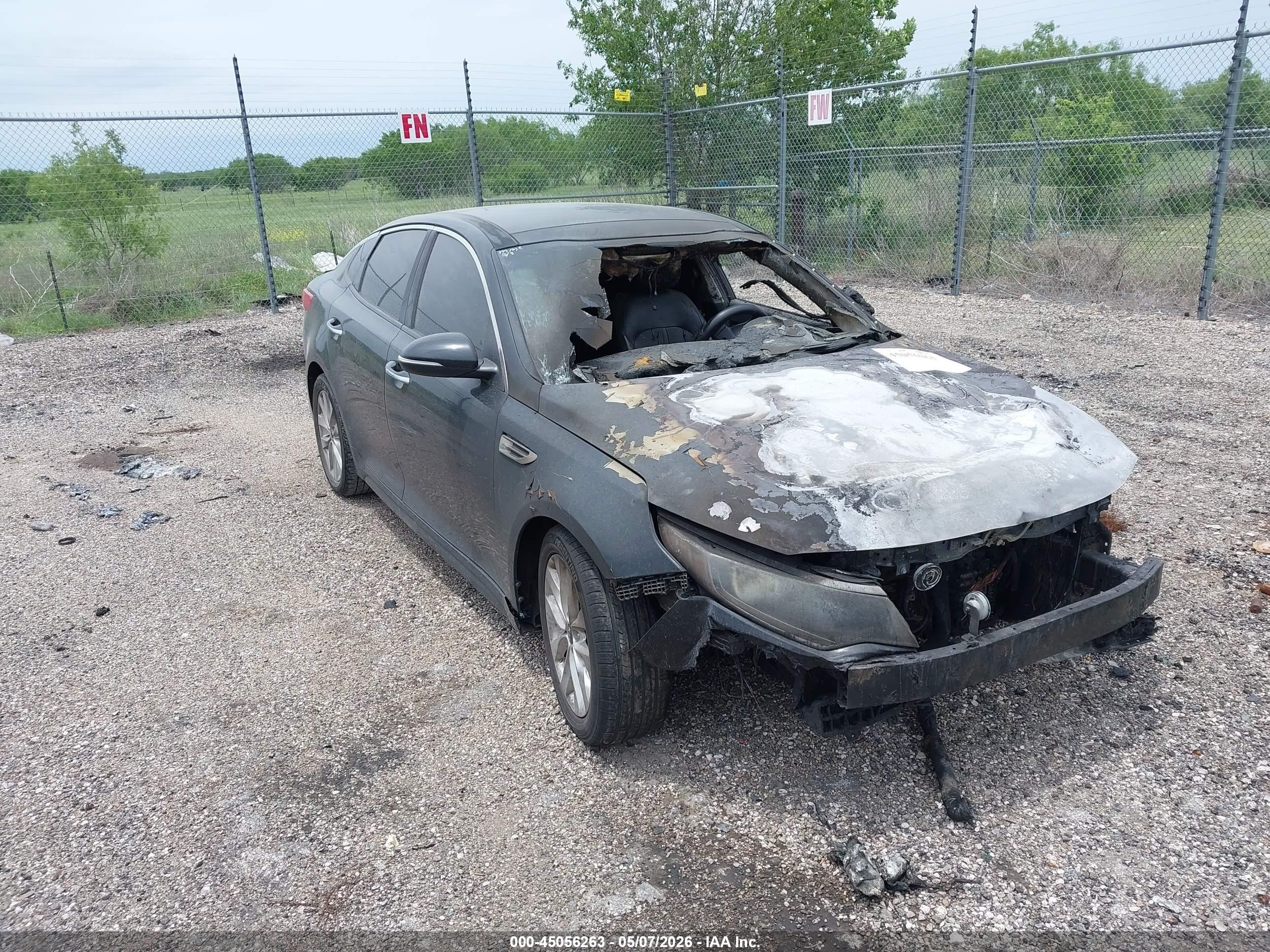 2016 Kia Optima EX, VIN 5XXGU4L35GG062454 — Front end