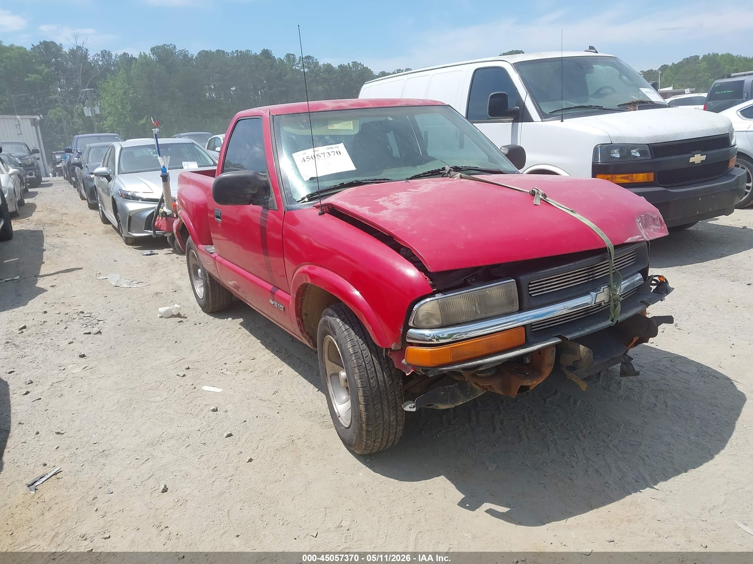 1998 Chevrolet S-10 LS, VIN 1GCCS1442W8110178 — Front end