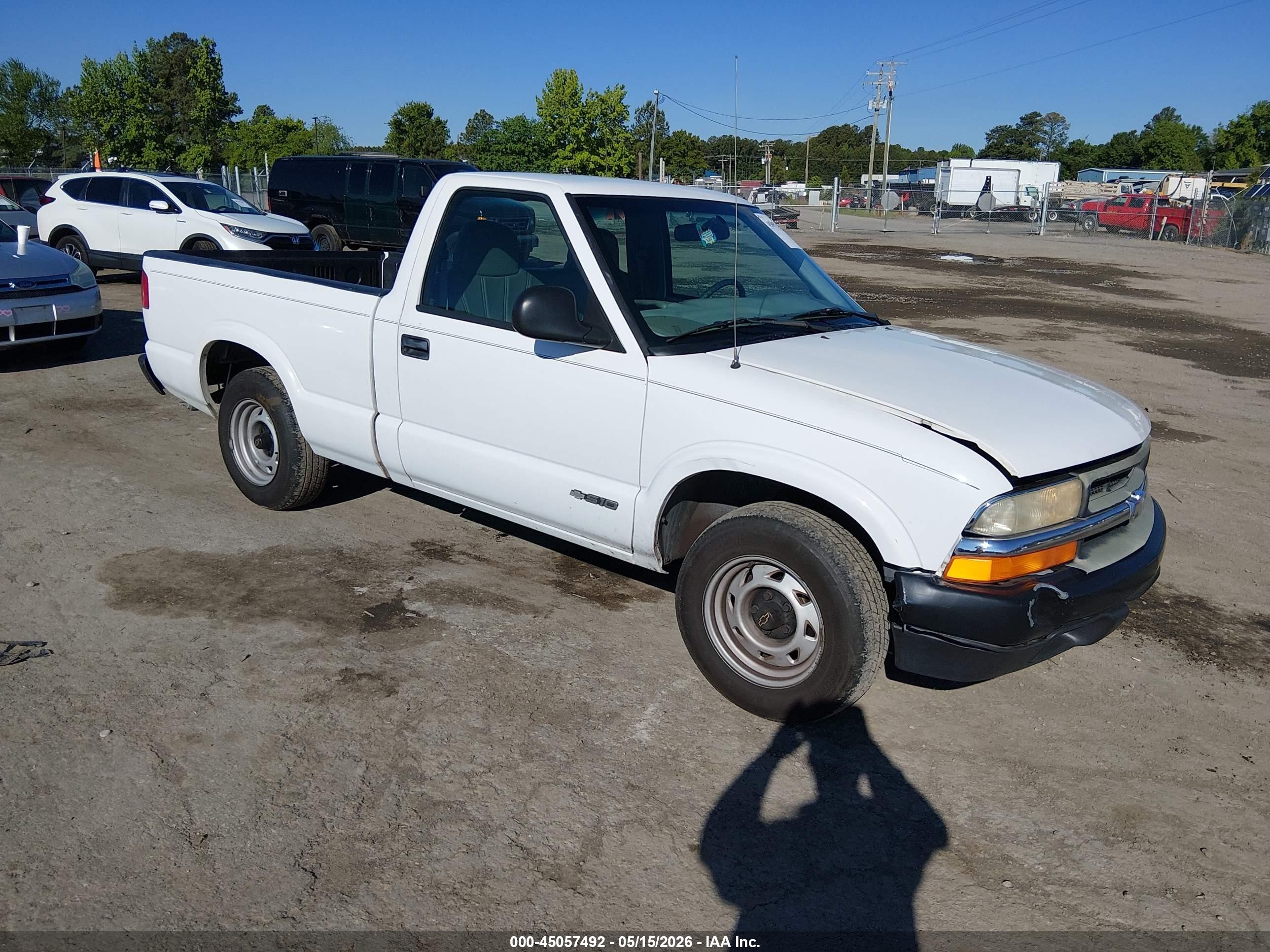 1998 Chevrolet S-10 LS, VIN 1GCCS1440WK172326 — Front end