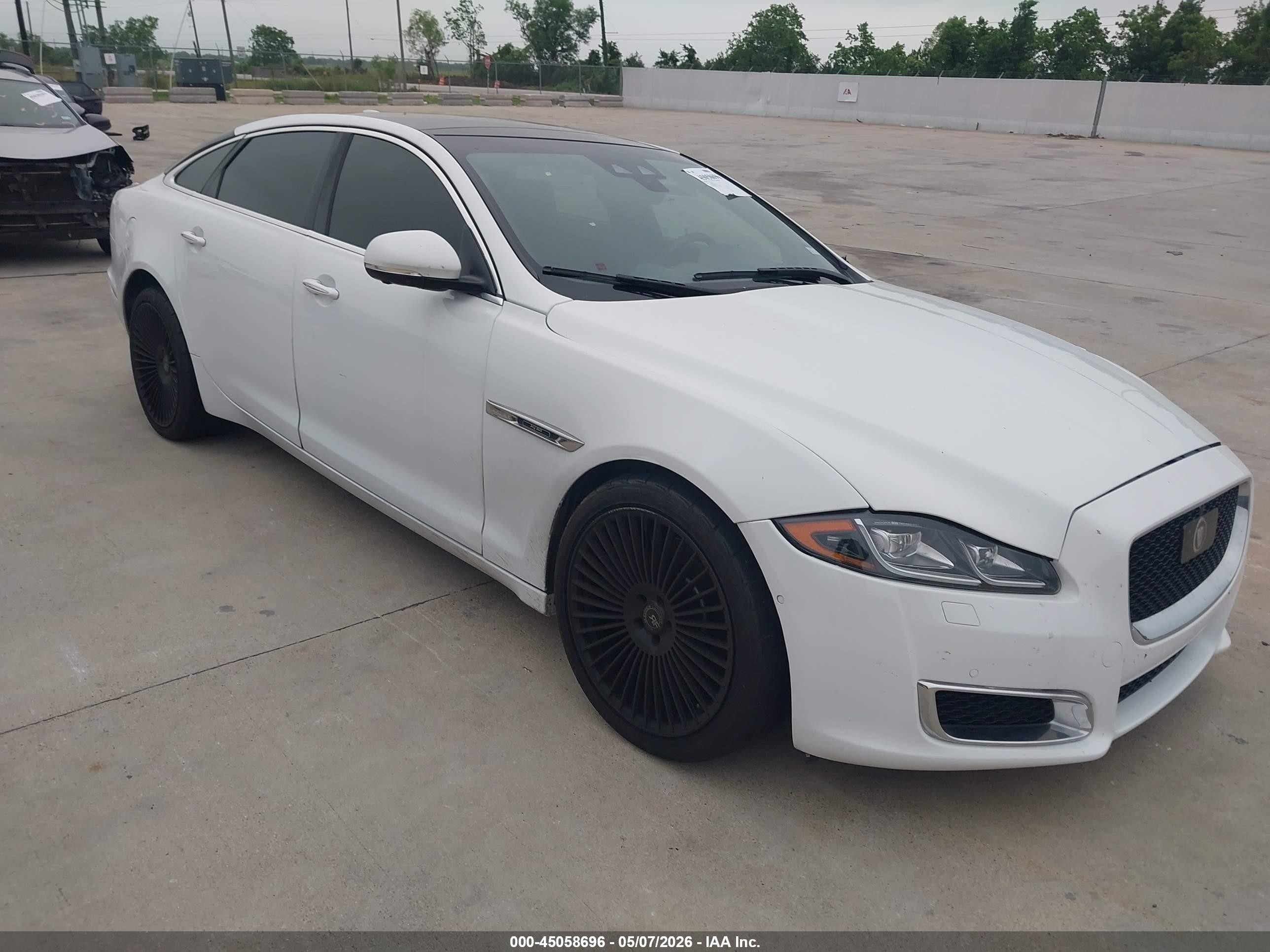 2019 Jaguar XJ Portfolio, VIN SAJWA2G7XK8W21645 — Front end